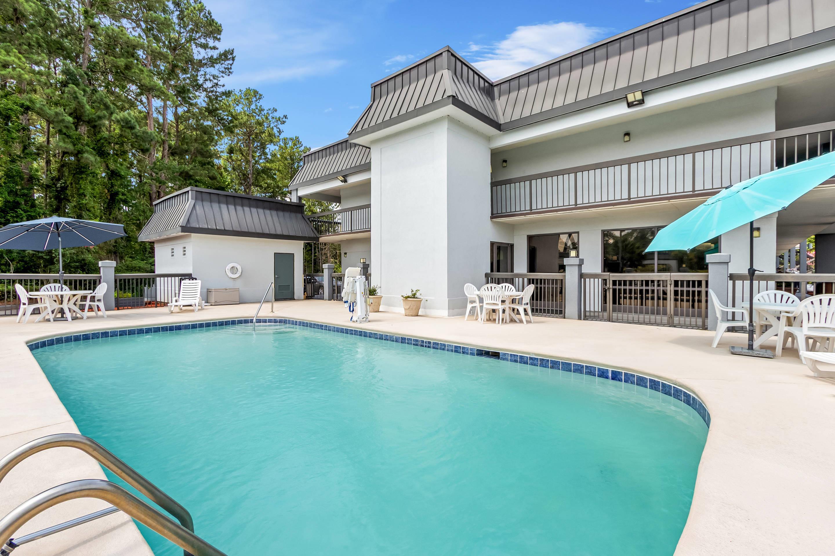 Outdoor pool | Quality Inn