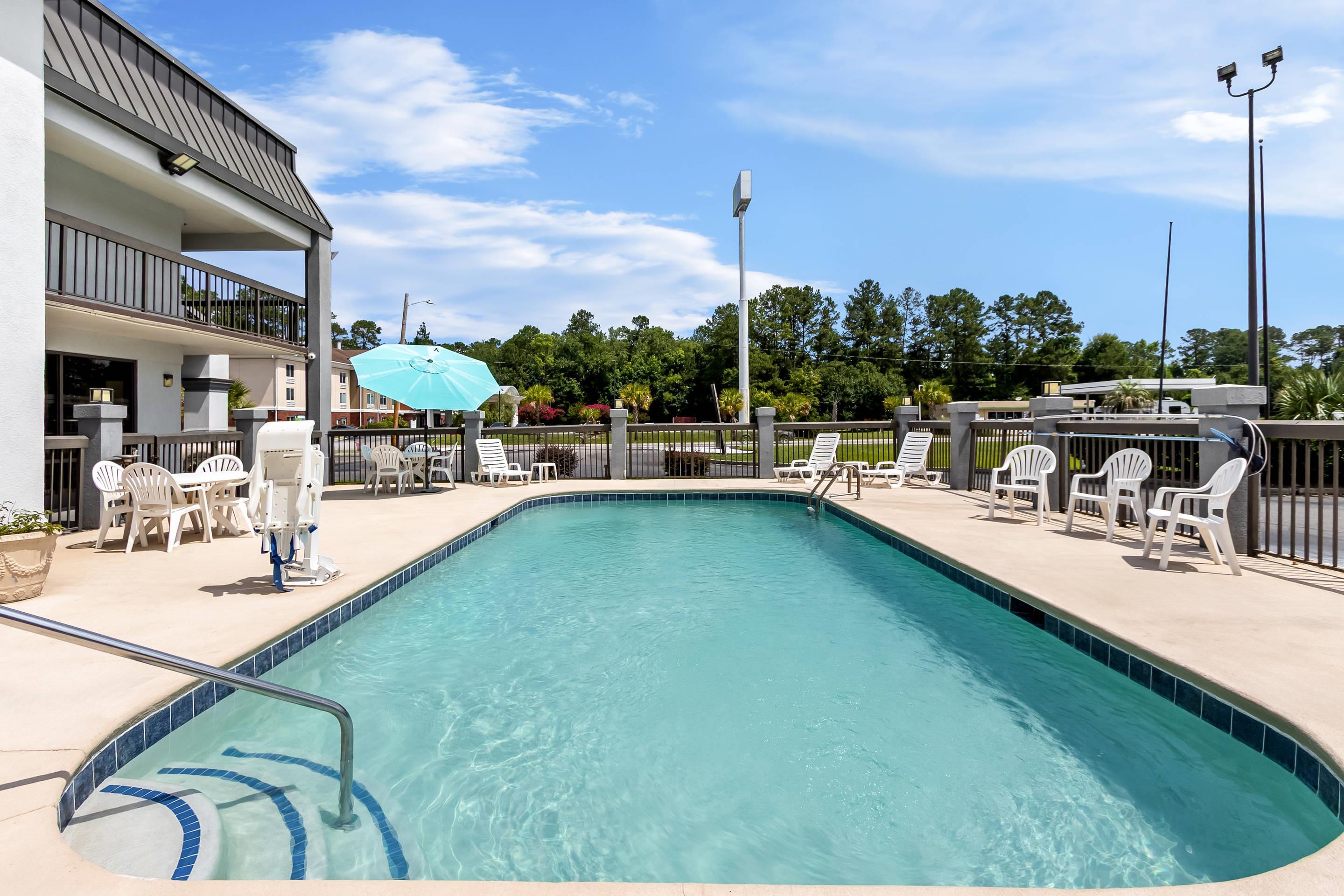 Outdoor pool | Quality Inn