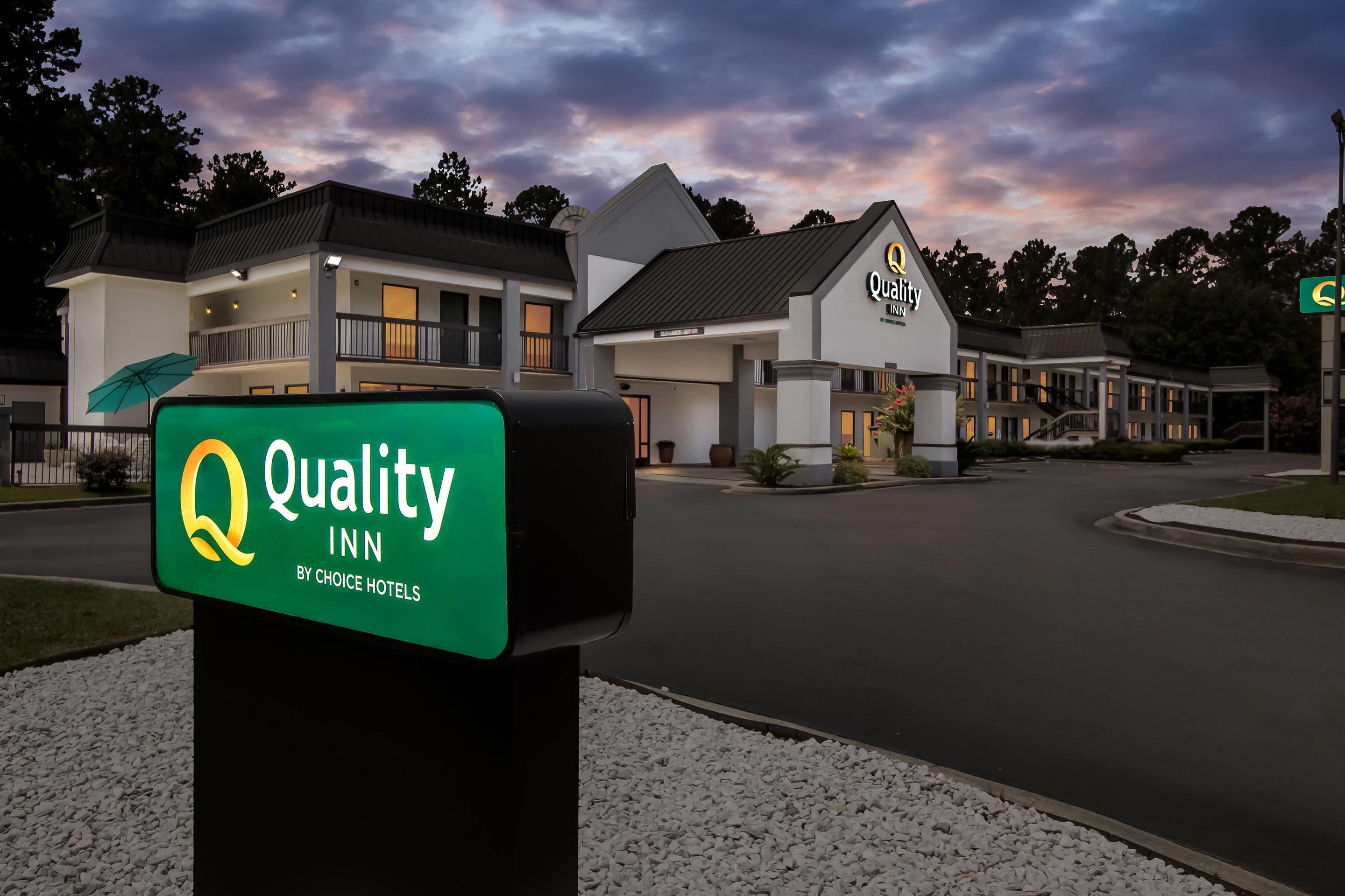 Hotel at Night | Quality Inn