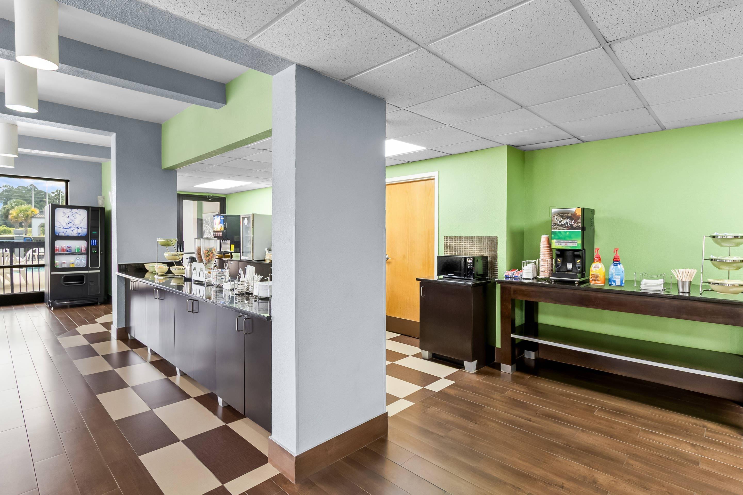 Breakfast area | Quality Inn