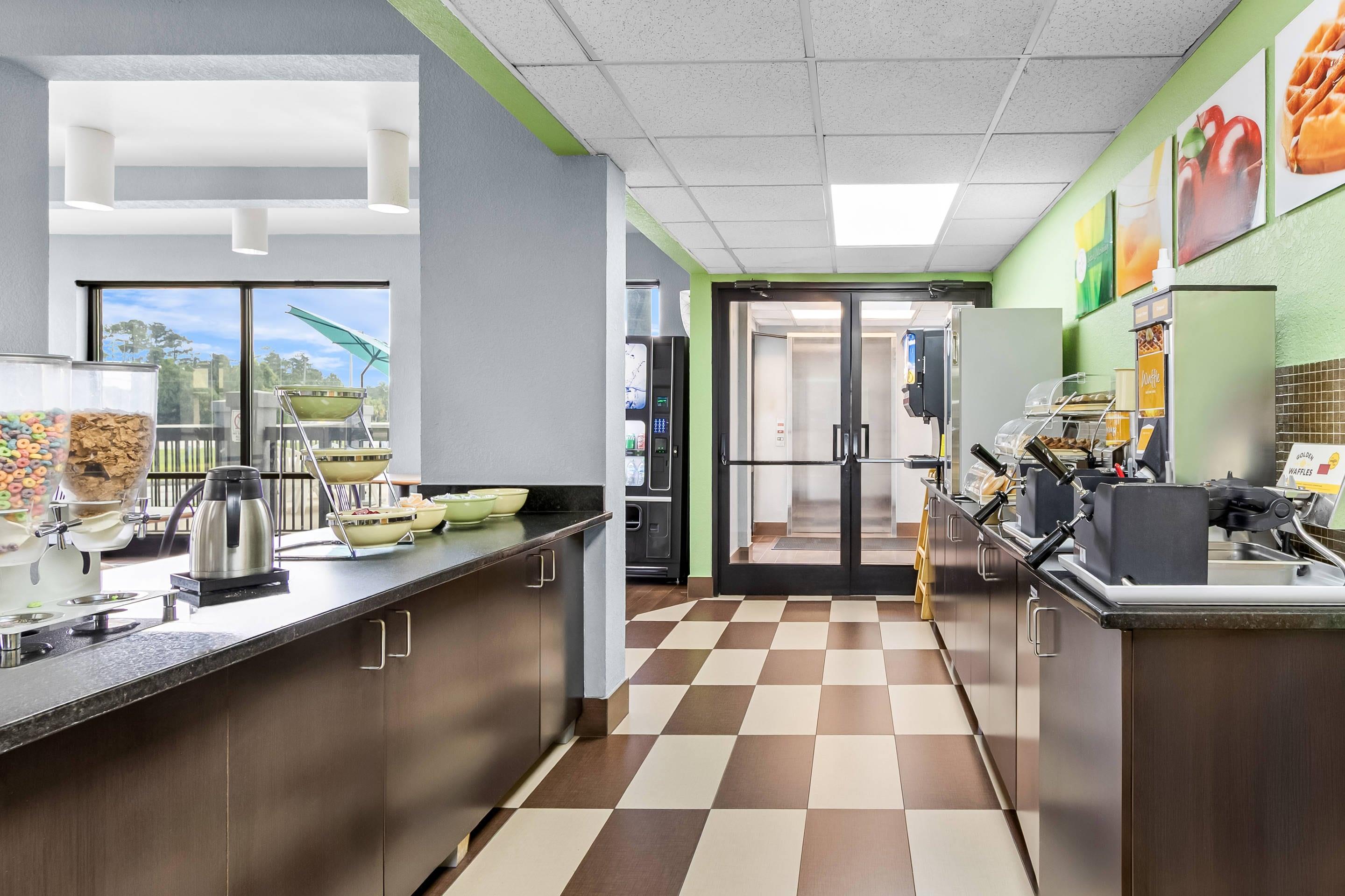 Breakfast area | Quality Inn