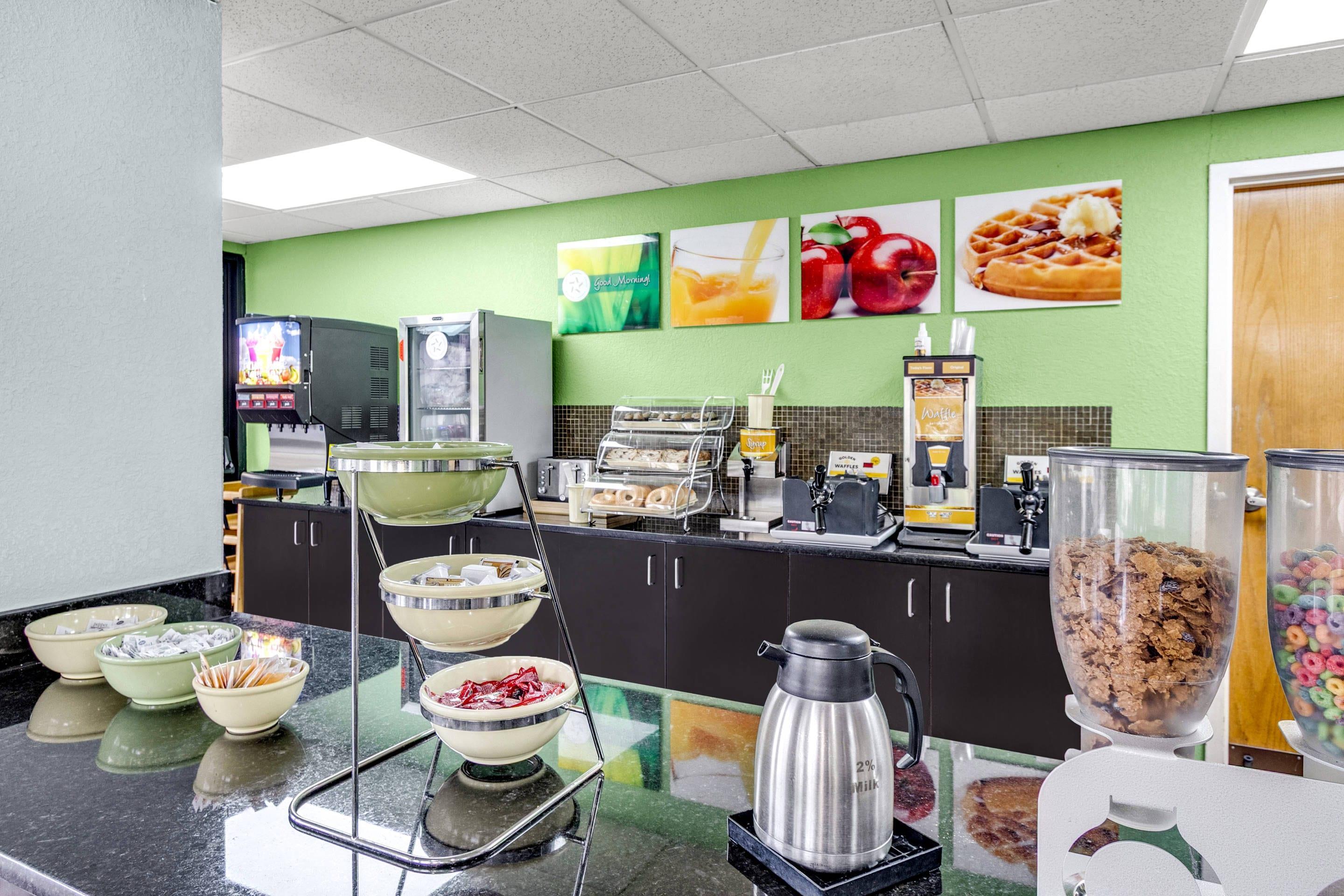 Breakfast area | Quality Inn