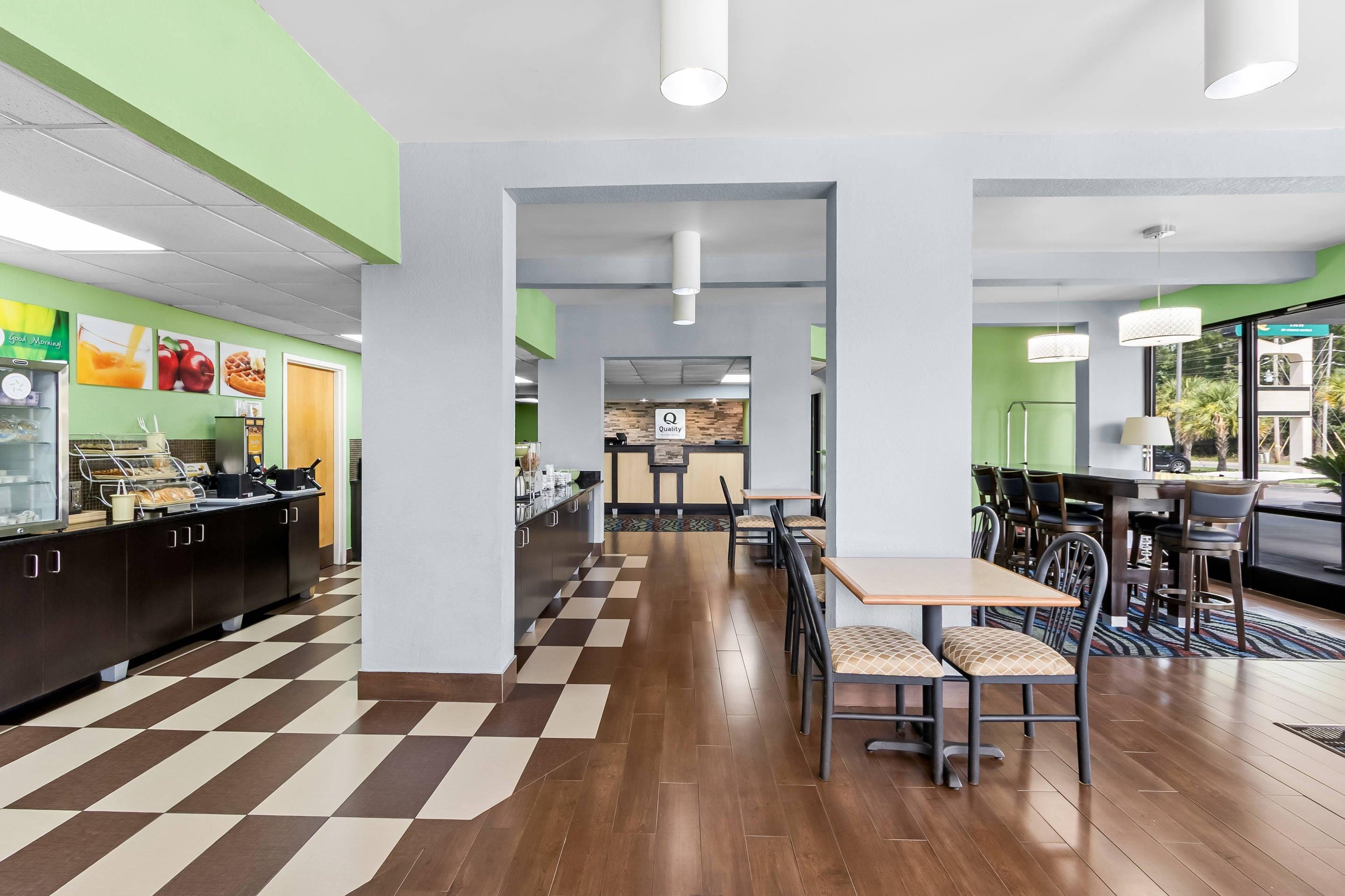 Breakfast area | Quality Inn