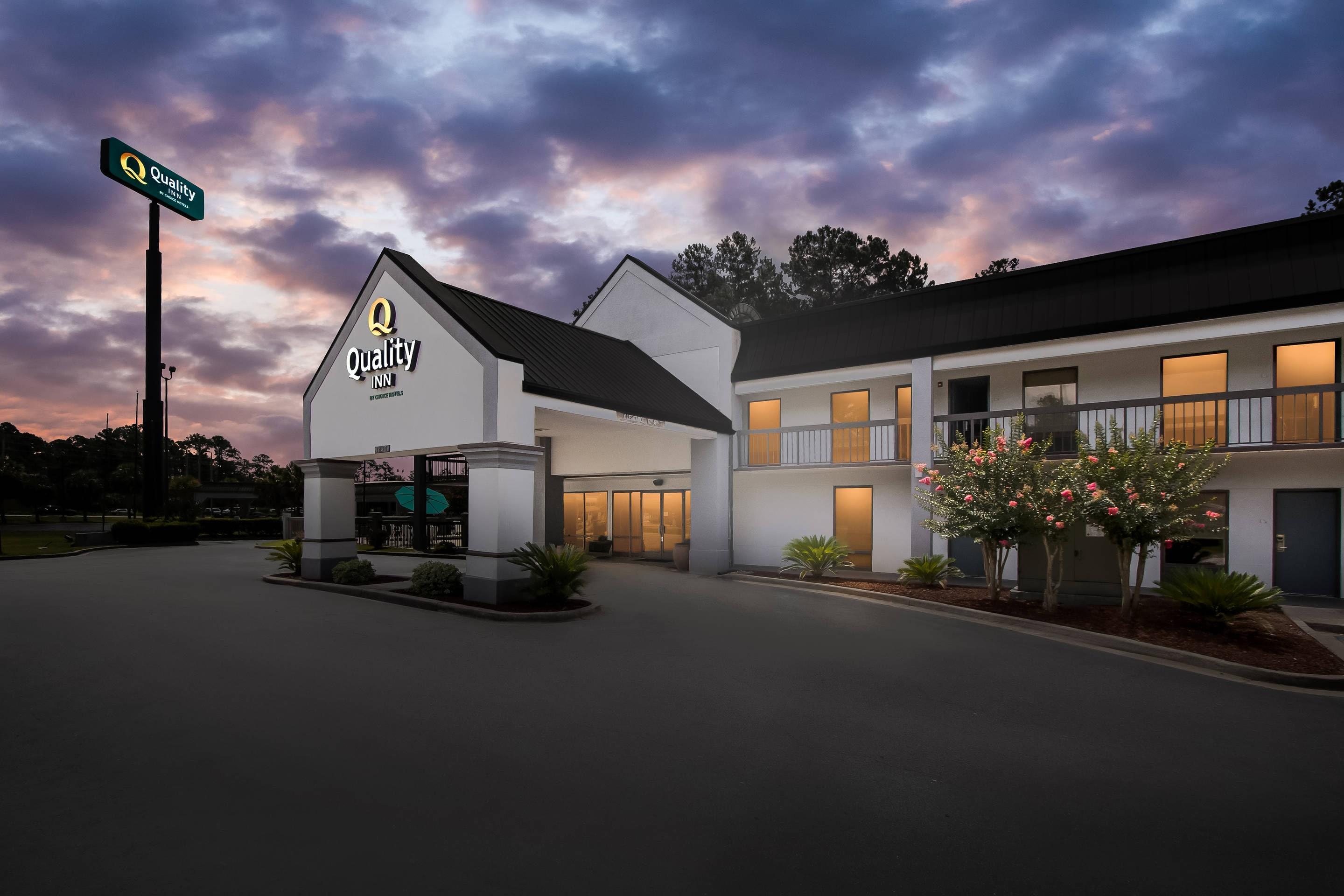 Hotel at Night | Quality Inn