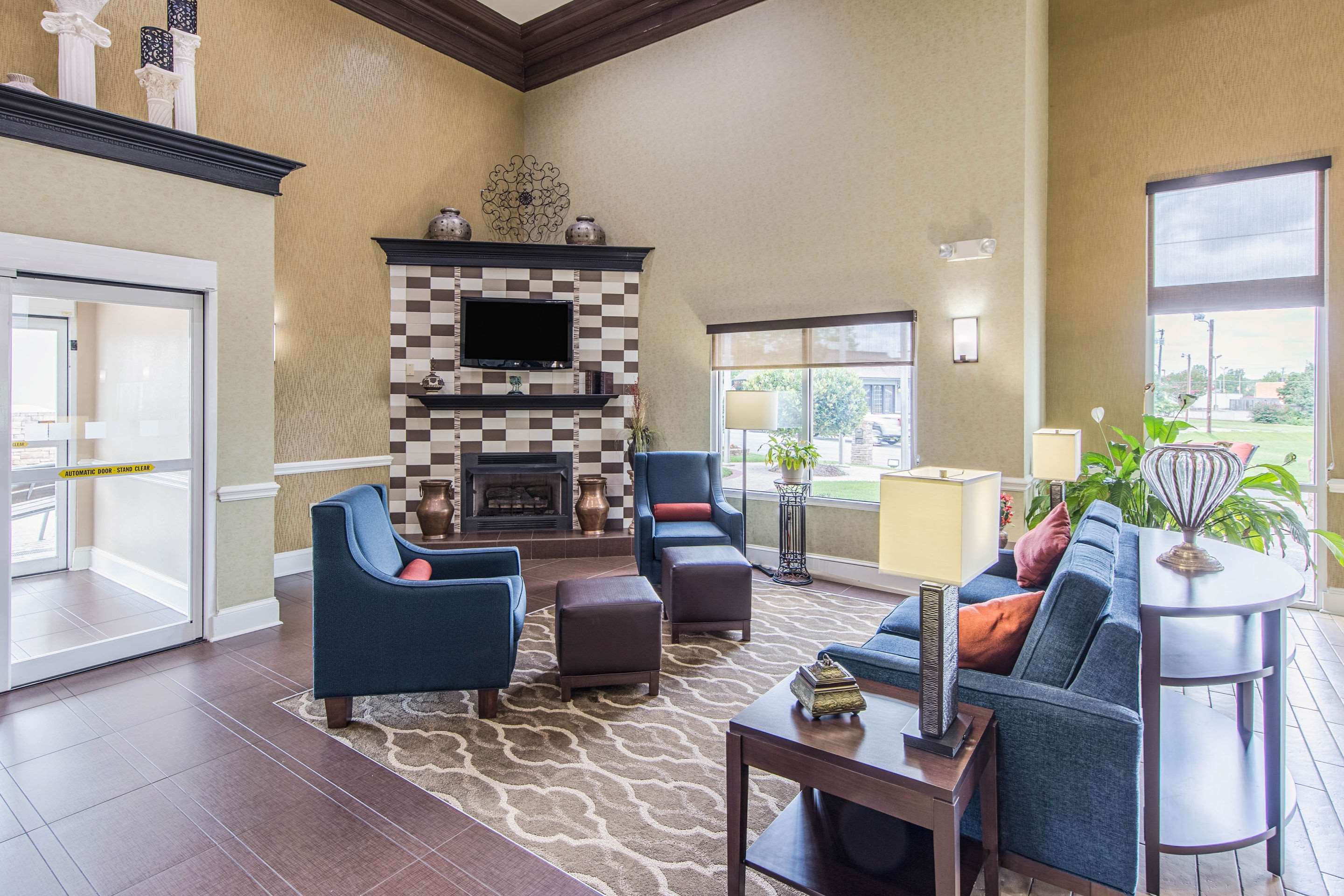 Lobby with sitting area