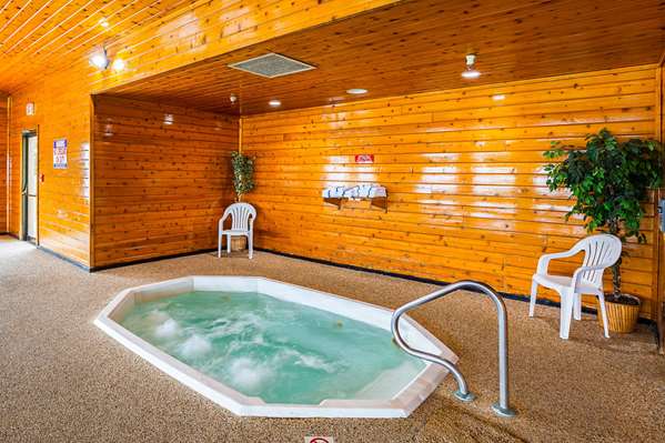 Pool - Quality Inn Mitchell