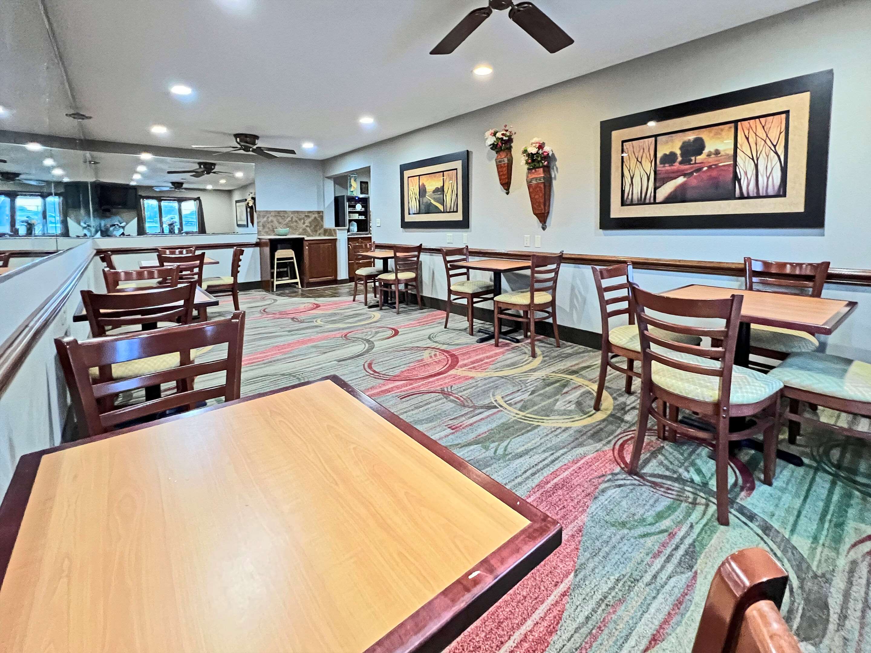 Breakfast area | Quality Inn Mitchell