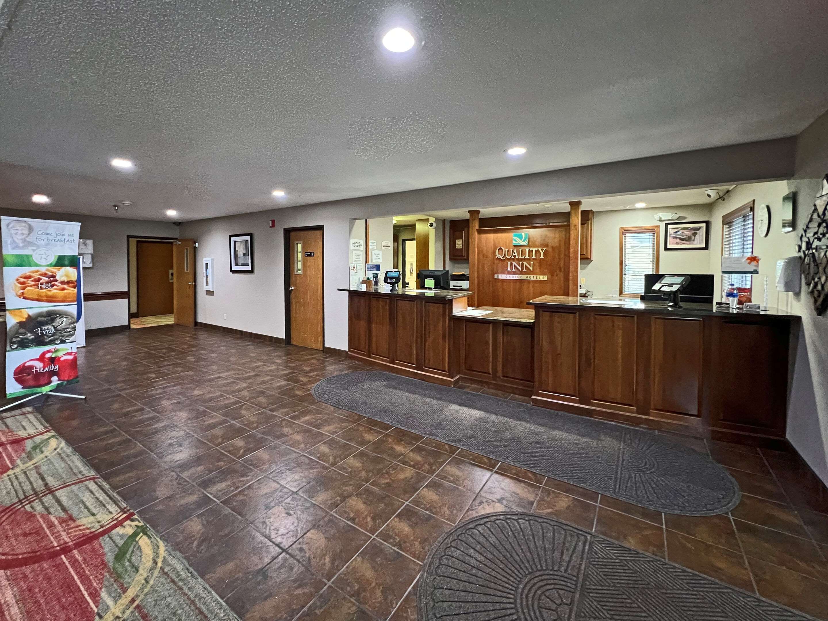 Front desk | Quality Inn Mitchell