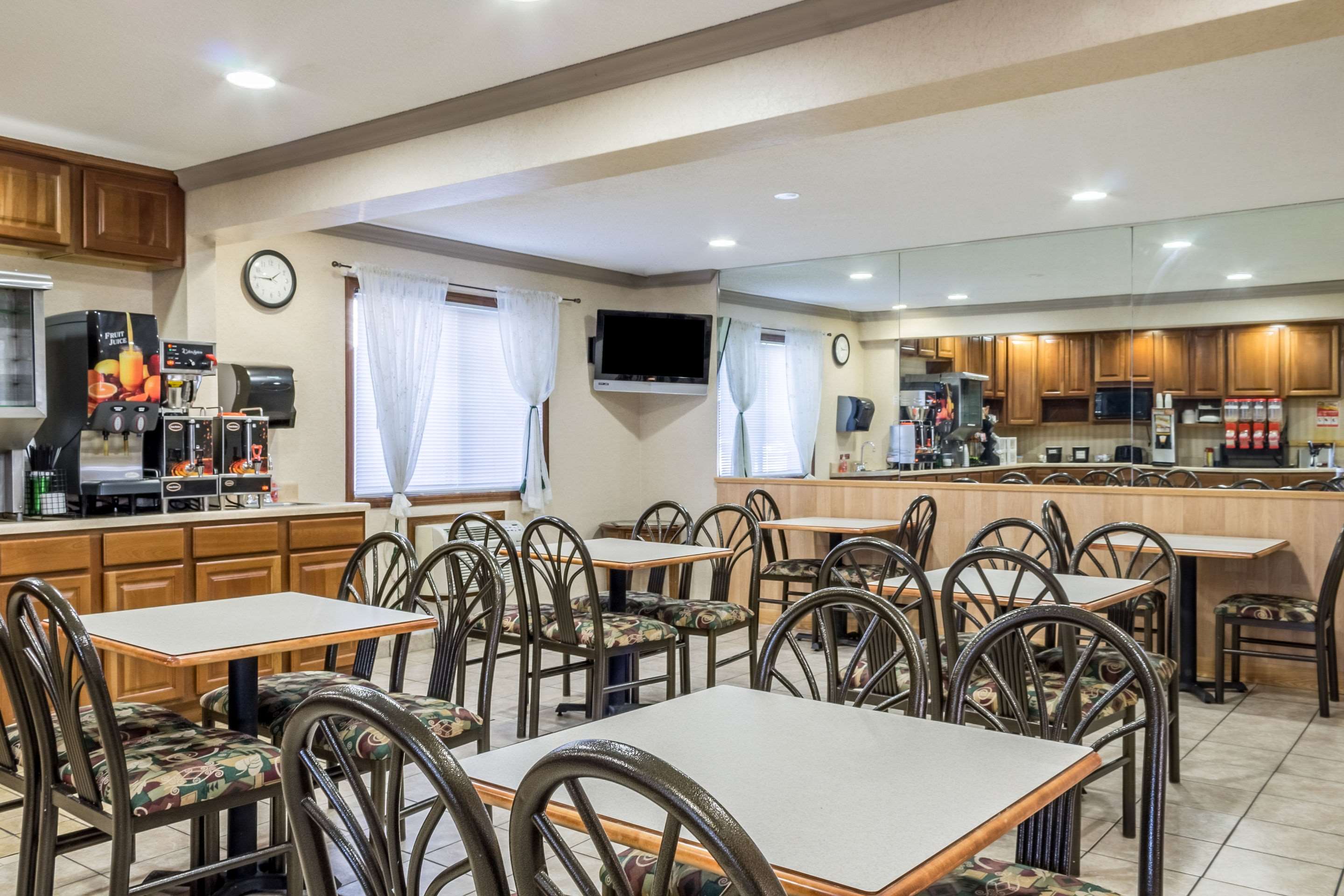 Breakfast area | Econo Lodge North Sioux Falls