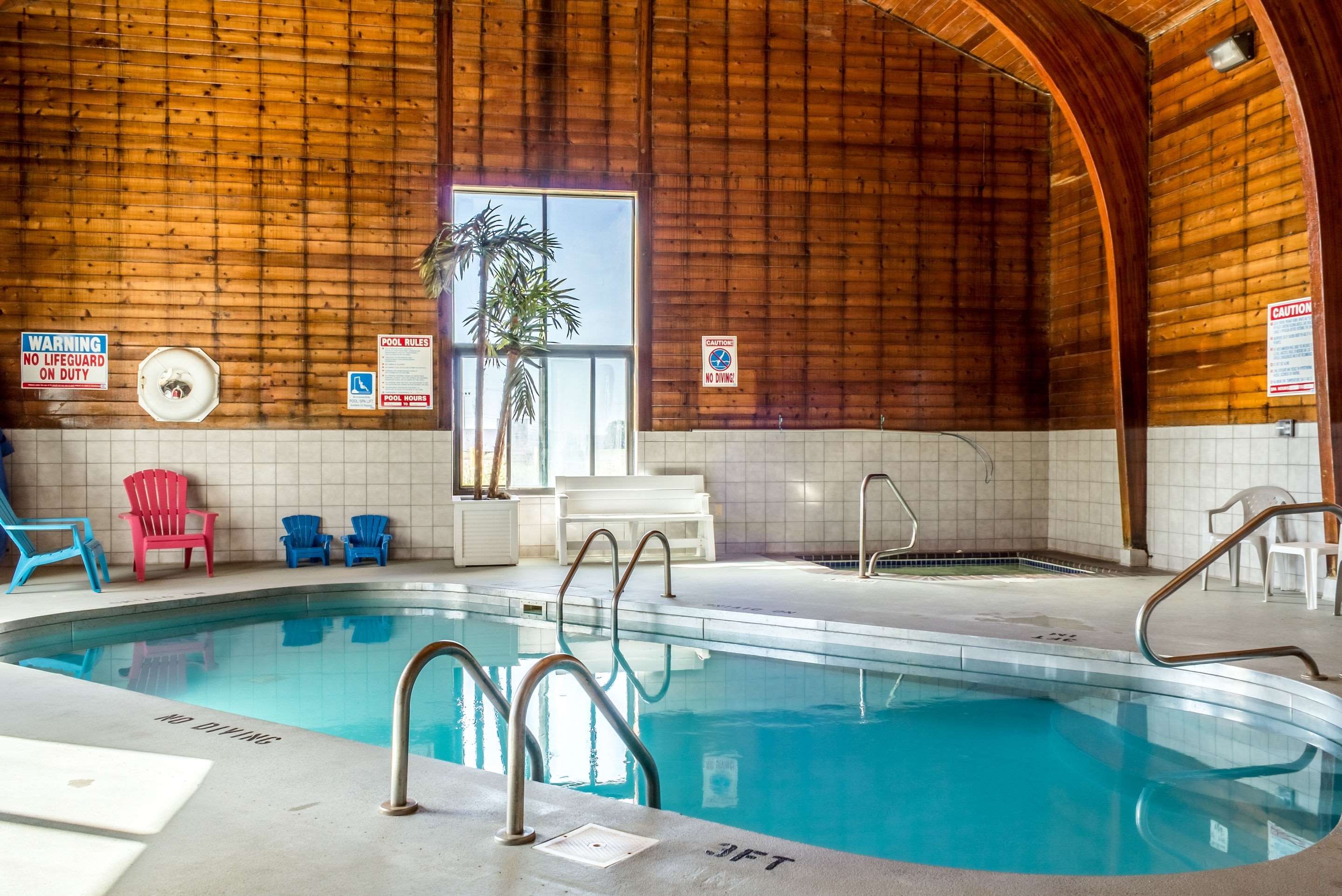 Indoor pool | Econo Lodge North Sioux Falls