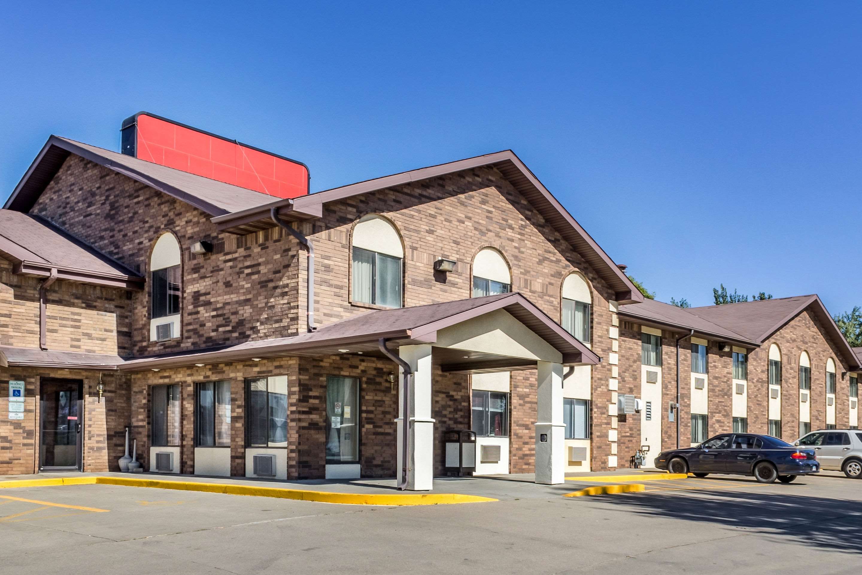 Hotel Exterior | Econo Lodge North Sioux Falls