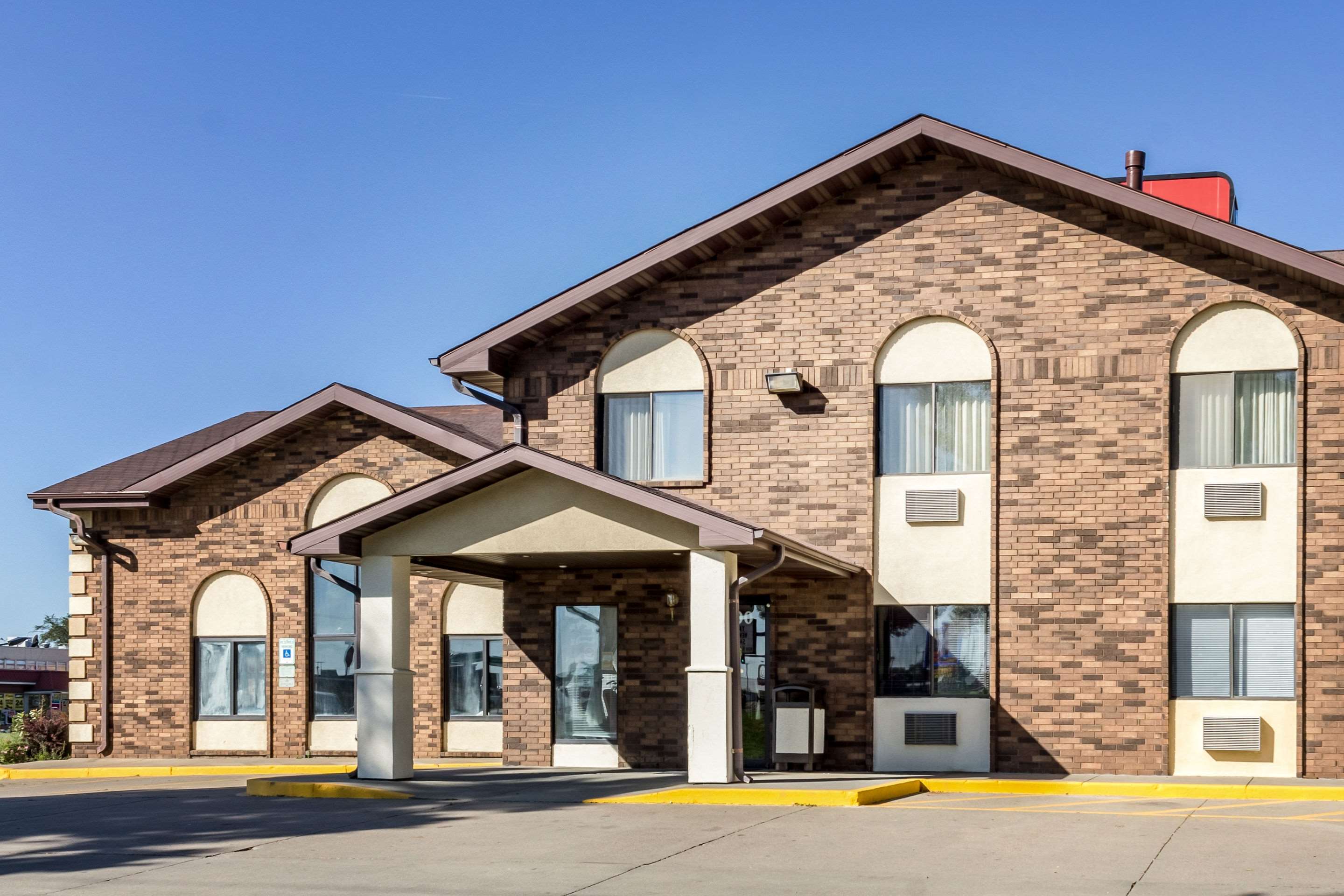Hotel Exterior | Econo Lodge North Sioux Falls