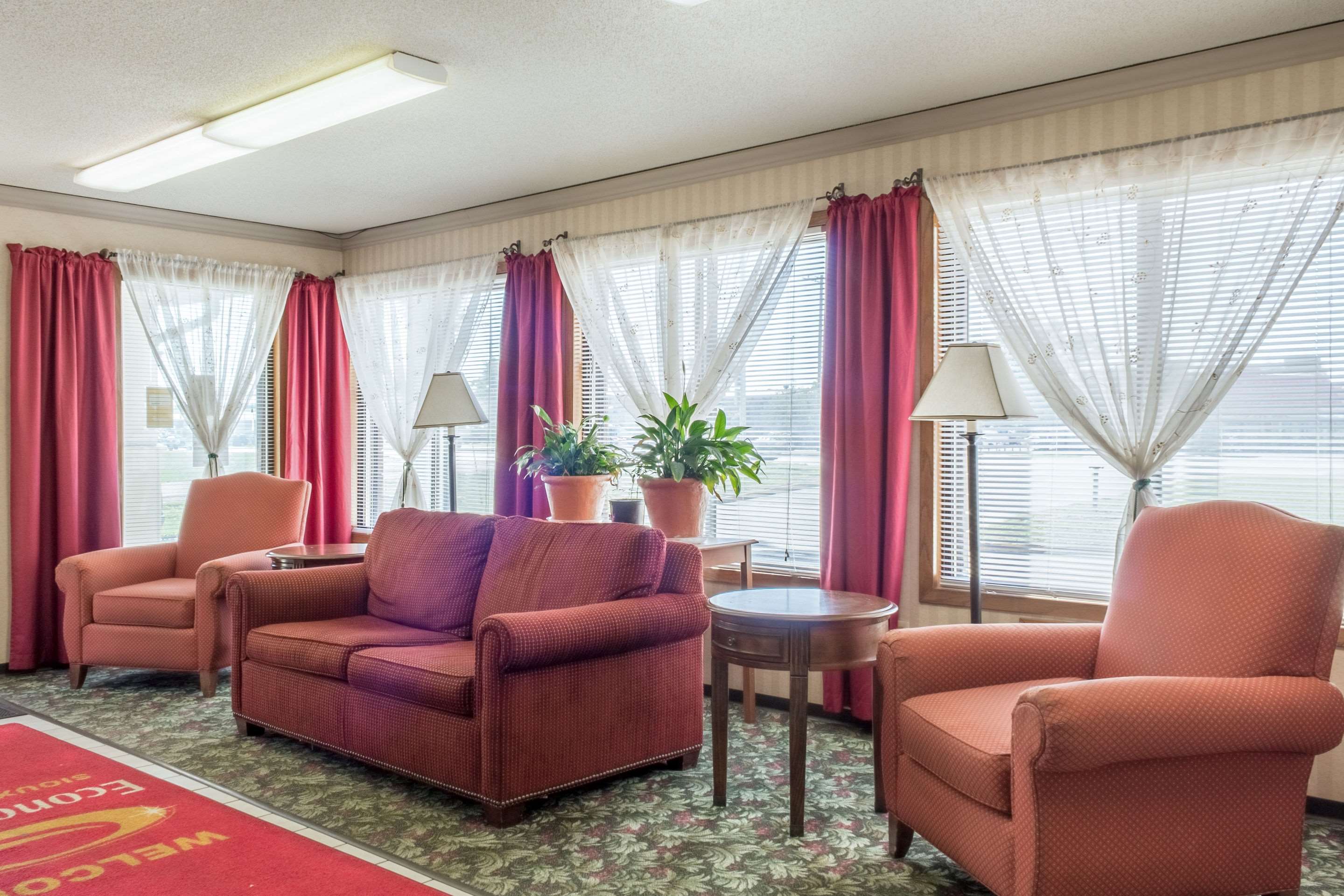 Hotel lobby | Econo Lodge North Sioux Falls