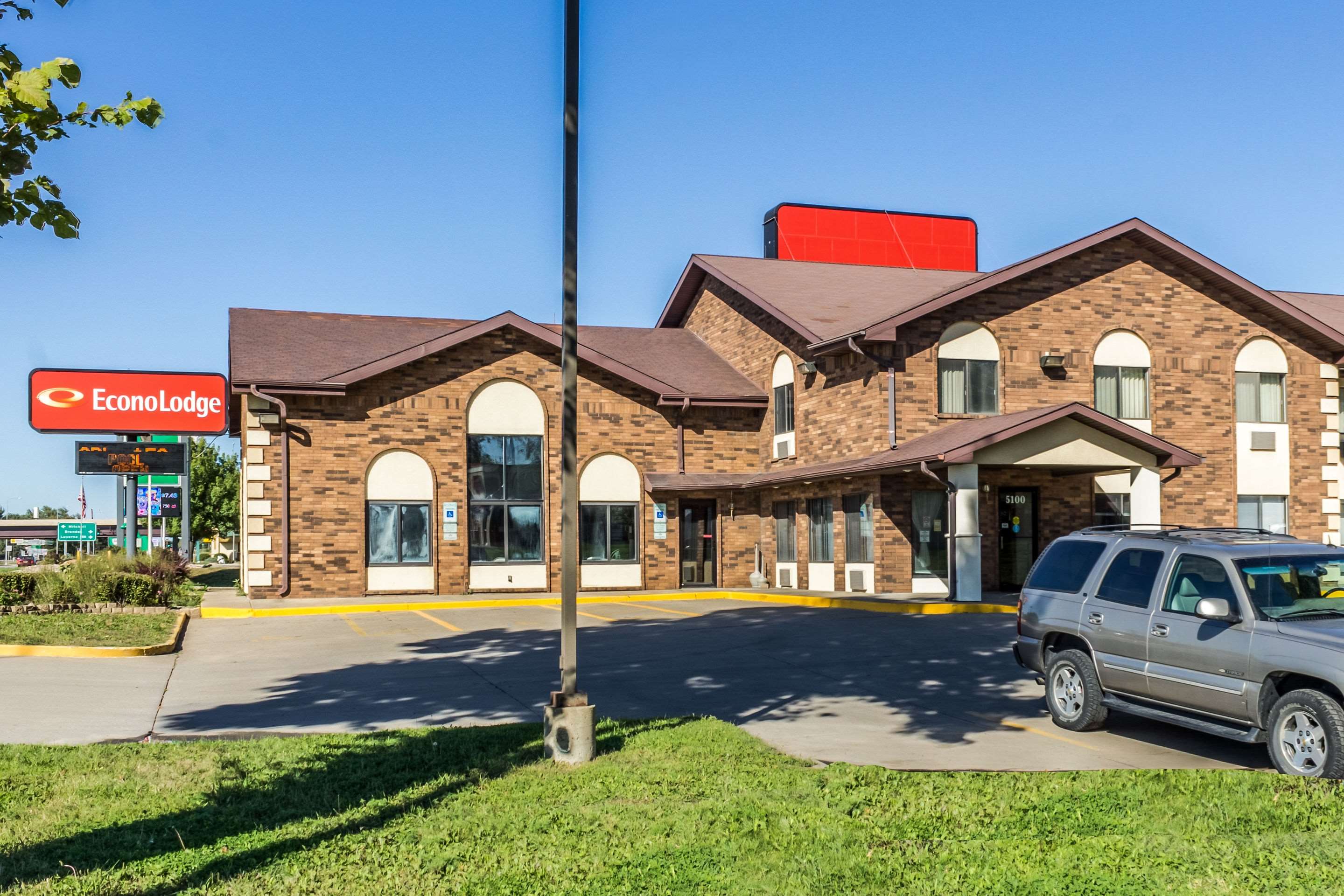 Hotel Exterior | Econo Lodge North Sioux Falls