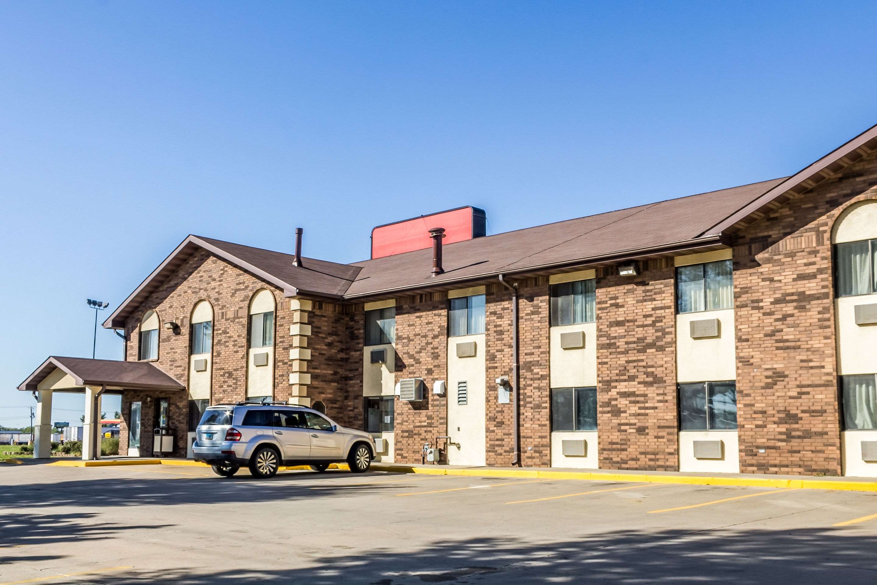 Hotel Exterior | Econo Lodge North Sioux Falls