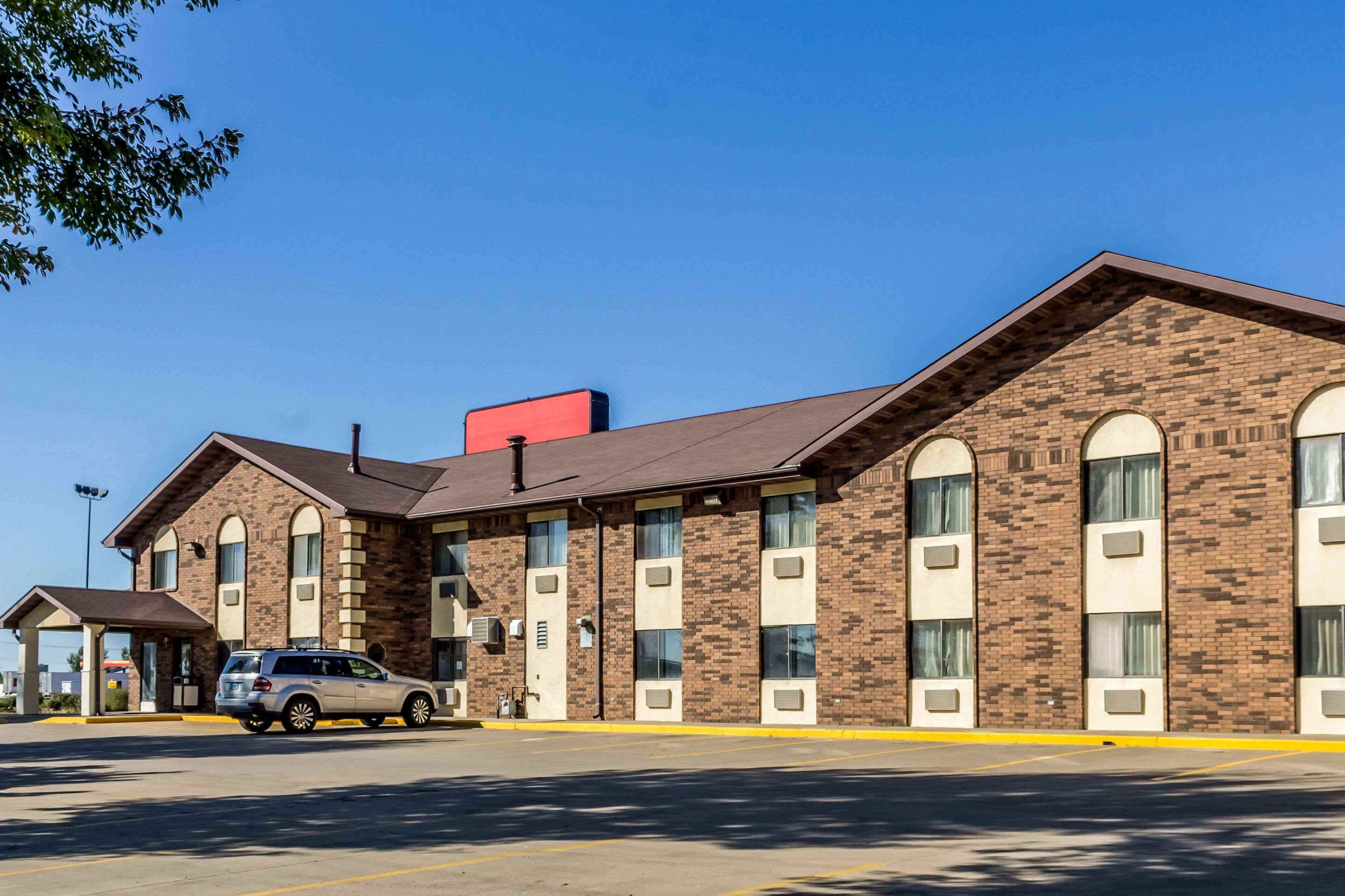 Hotel Exterior | Econo Lodge North Sioux Falls