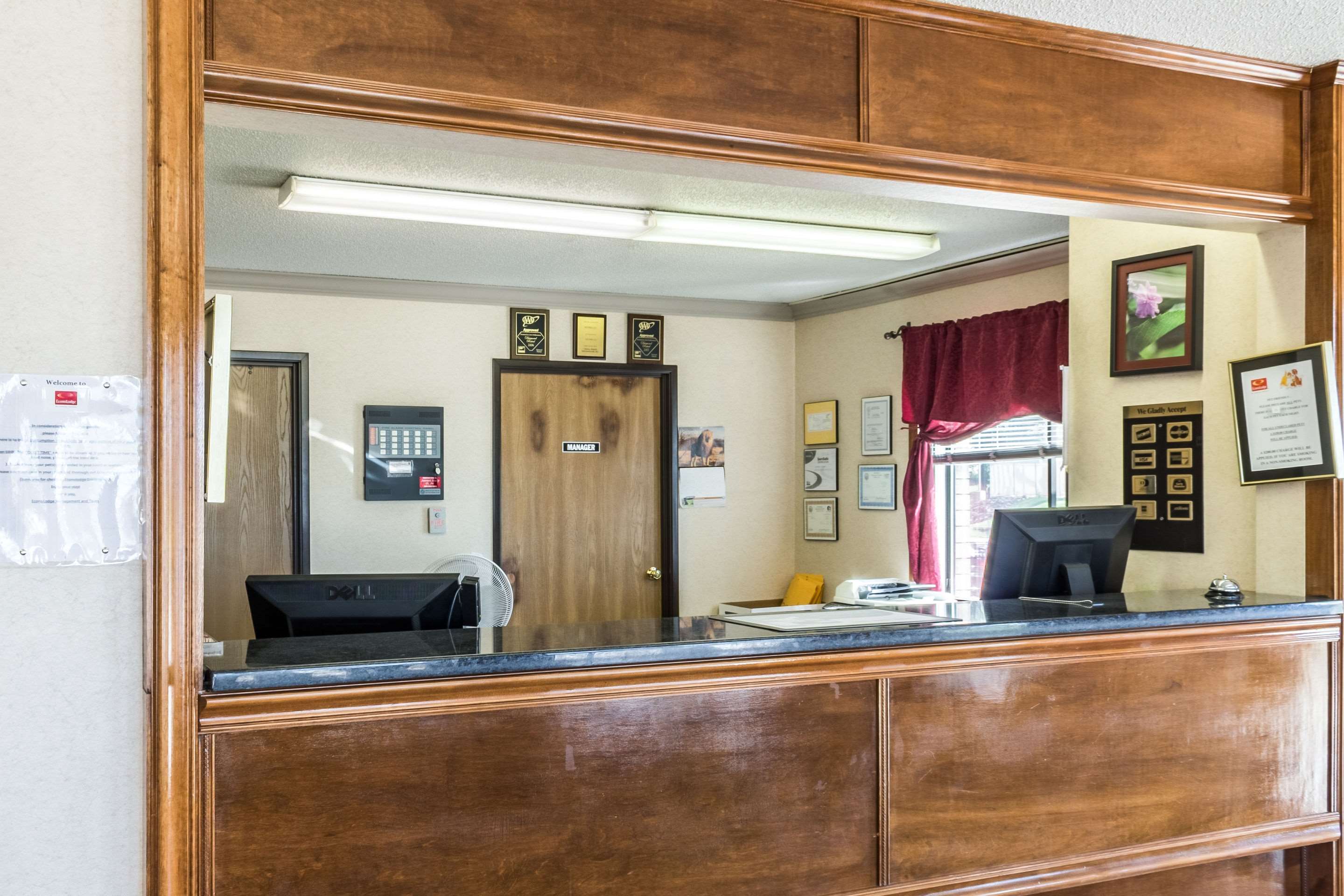 Front desk | Econo Lodge North Sioux Falls