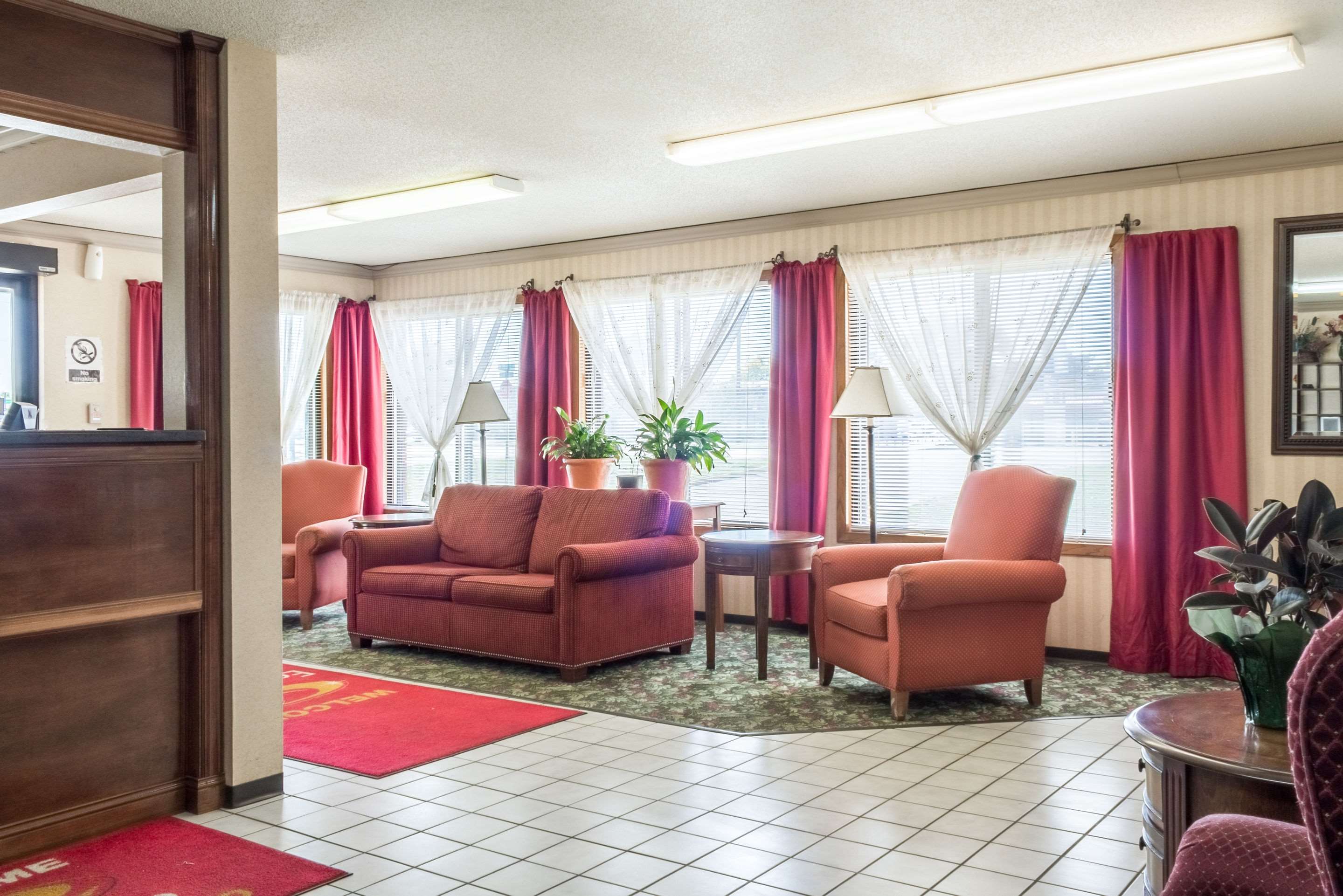 Hotel lobby | Econo Lodge North Sioux Falls