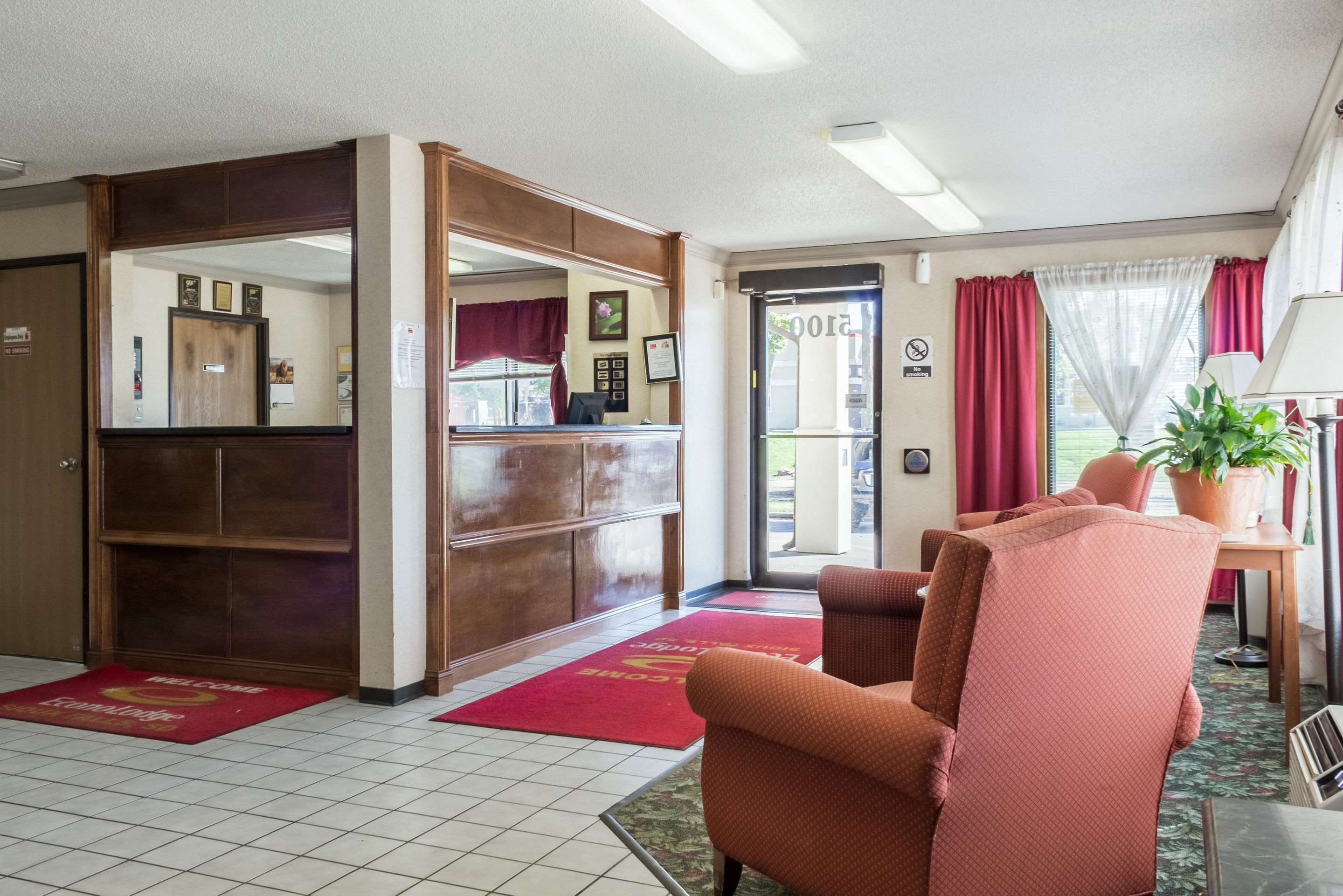 Hotel lobby | Econo Lodge North Sioux Falls