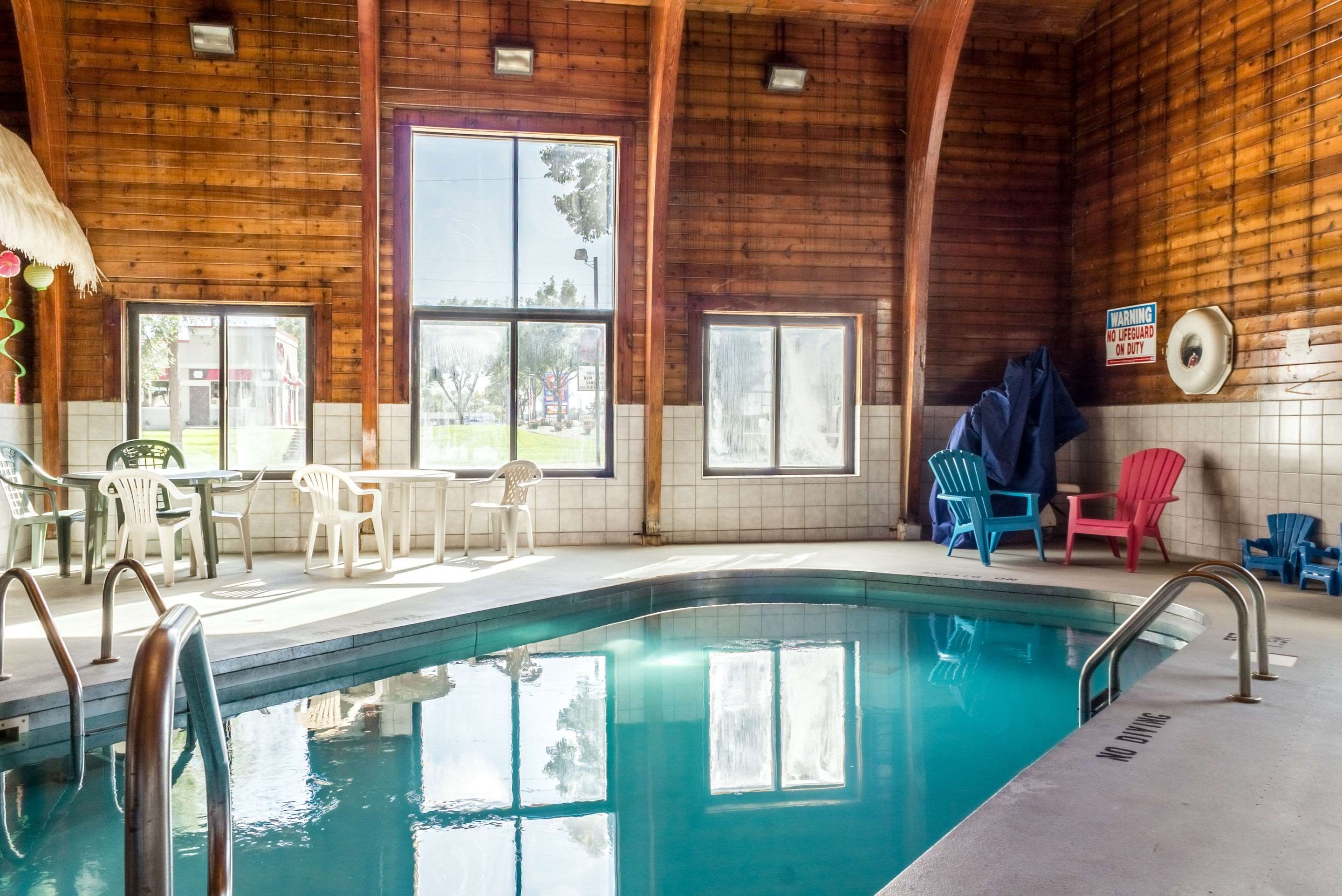 Indoor pool | Econo Lodge North Sioux Falls