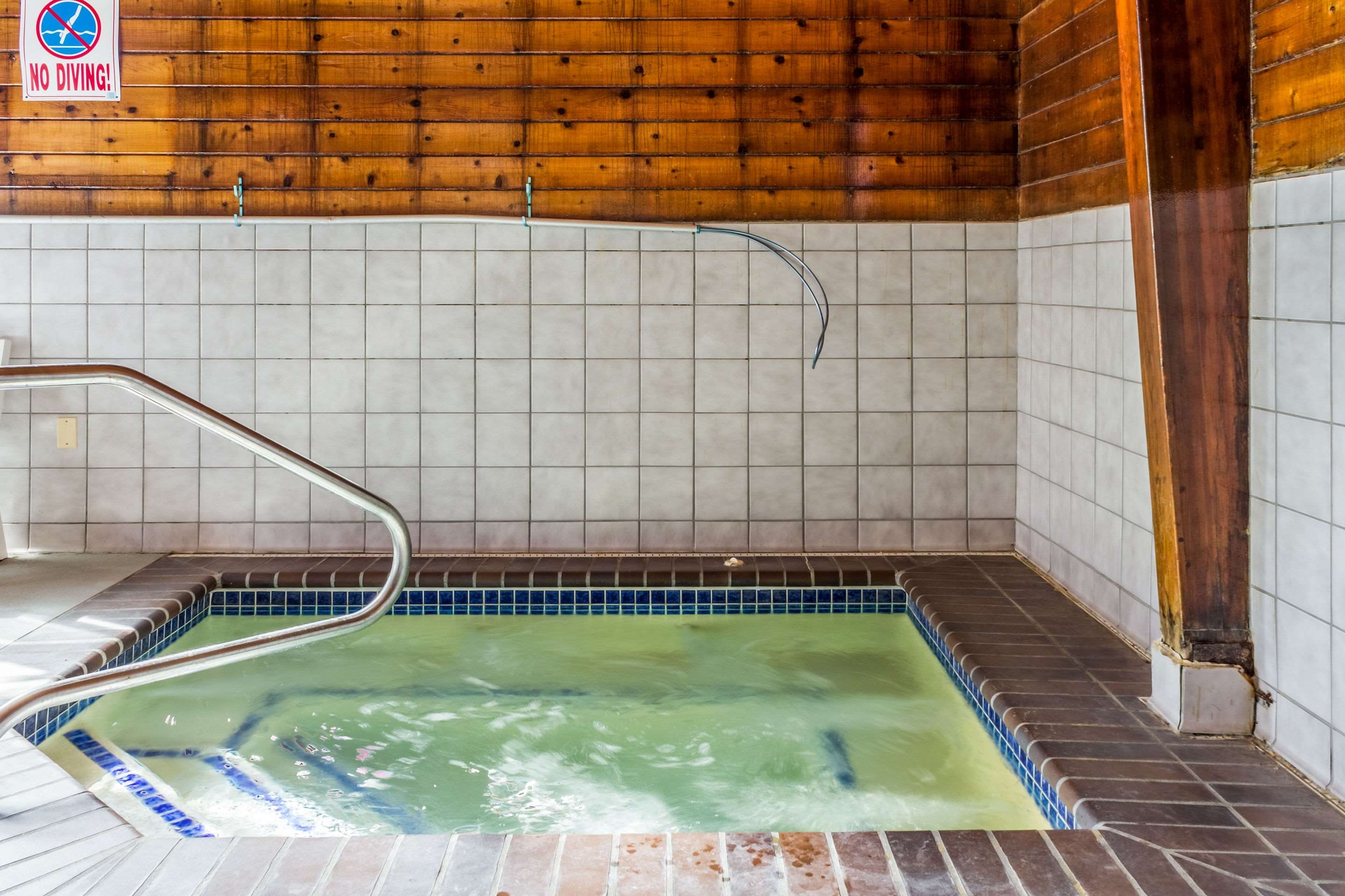 Indoor pool | Econo Lodge North Sioux Falls