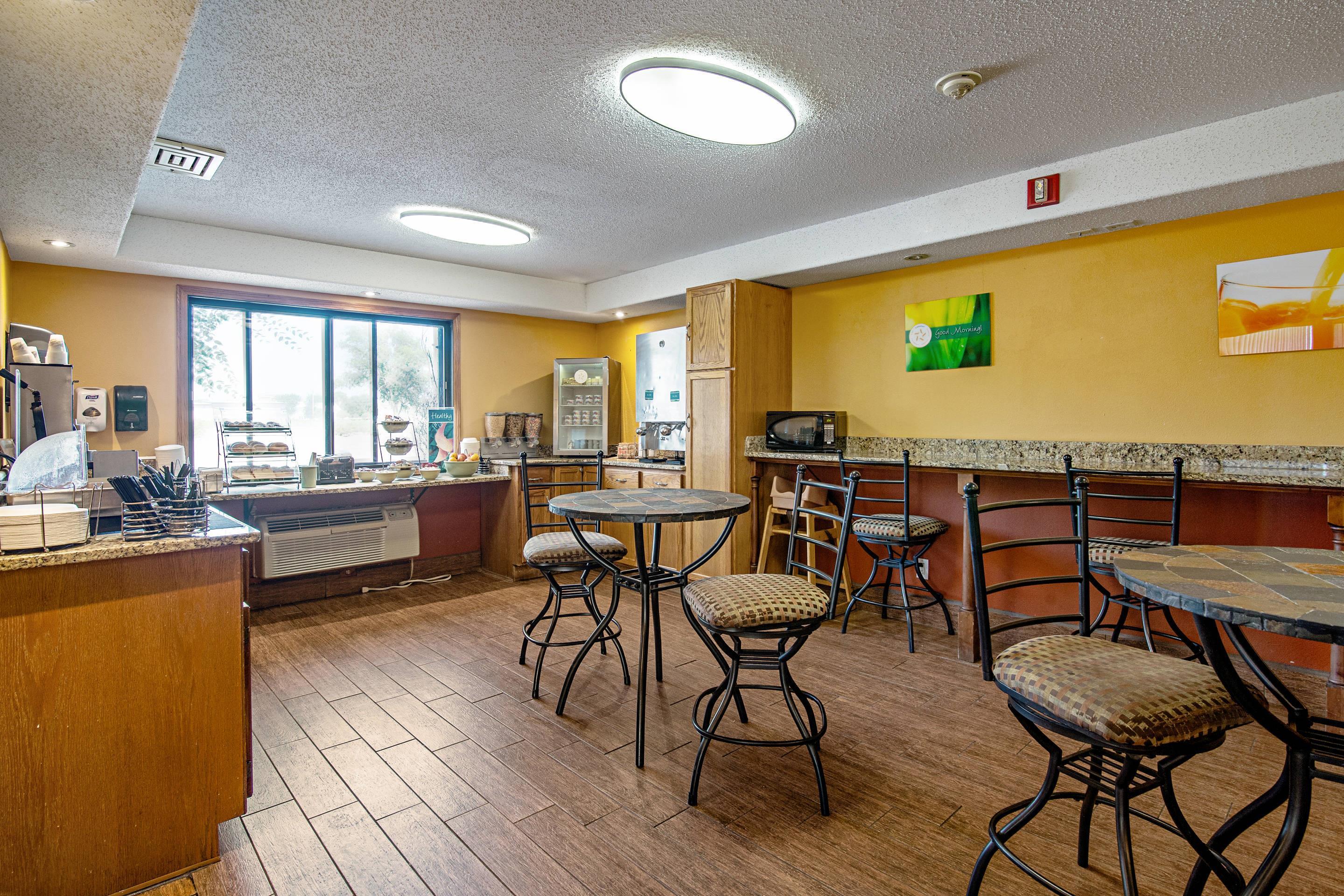 Breakfast area | Quality Inn Aberdeen