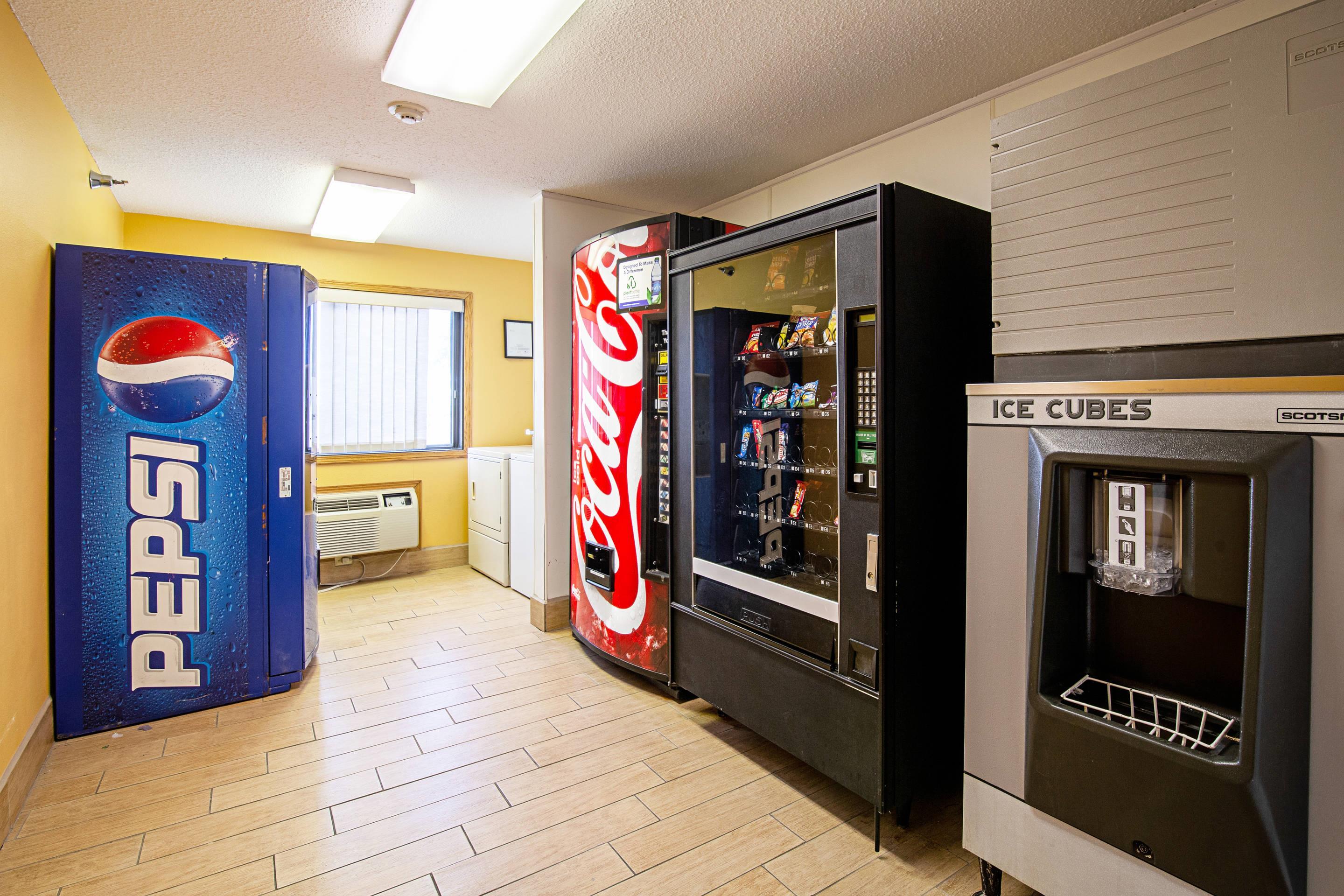 Hotel vending area | Quality Inn Aberdeen