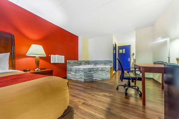 Suite - Econo Lodge Inn & Suites Brookings - I-29, Exit 132