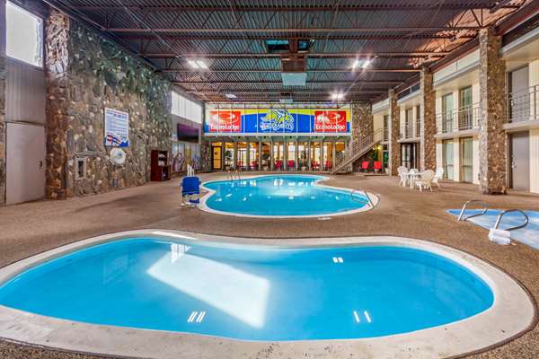 Pool - Econo Lodge Inn & Suites Brookings - I-29, Exit 132