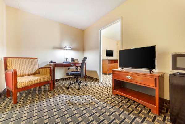 Suite - Econo Lodge Inn & Suites Brookings - I-29, Exit 132