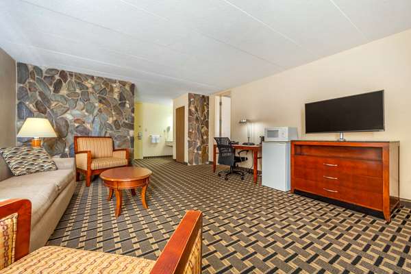 Suite - Econo Lodge Inn & Suites Brookings - I-29, Exit 132