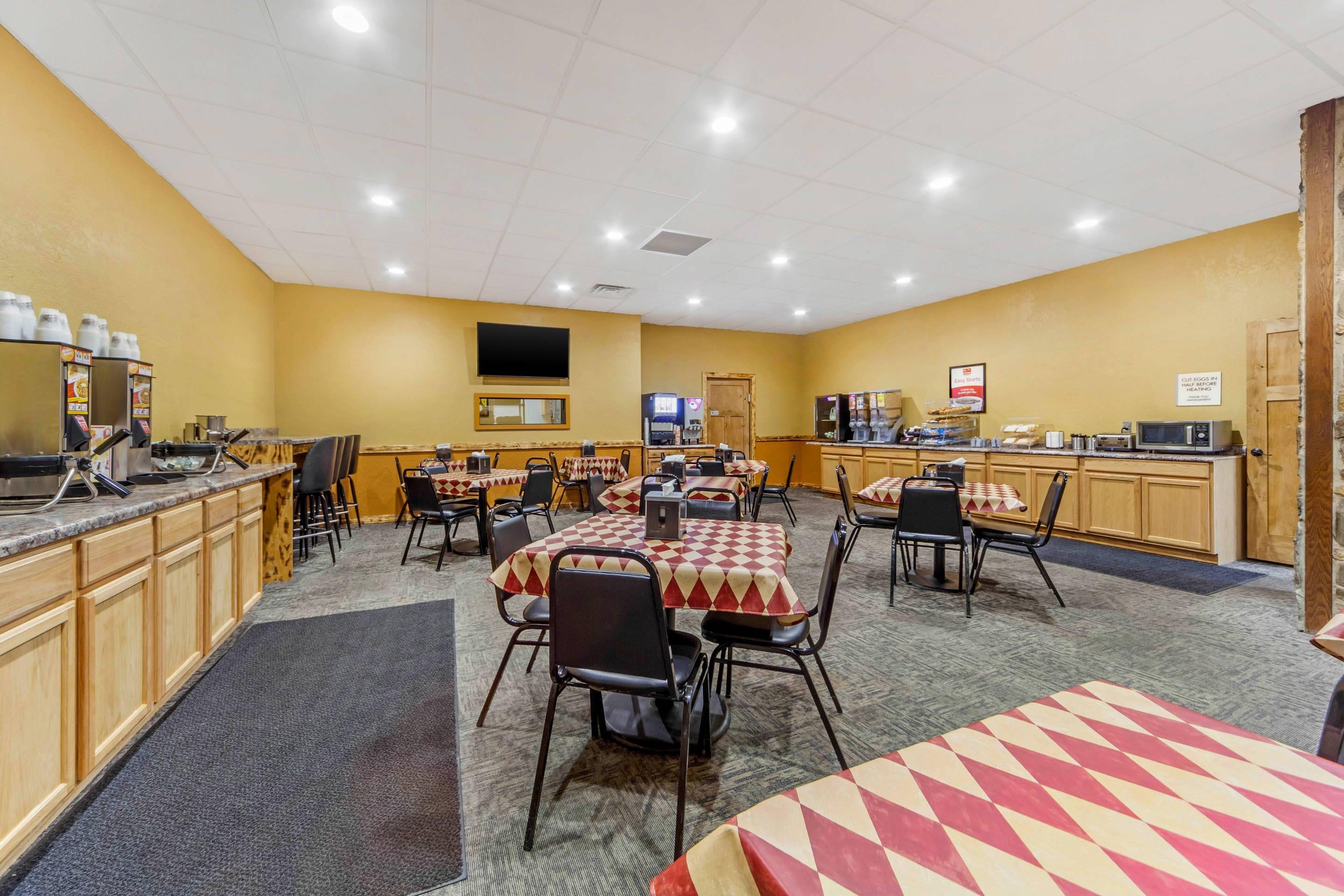 Breakfast area | Econo Lodge Inn & Suites Brookings