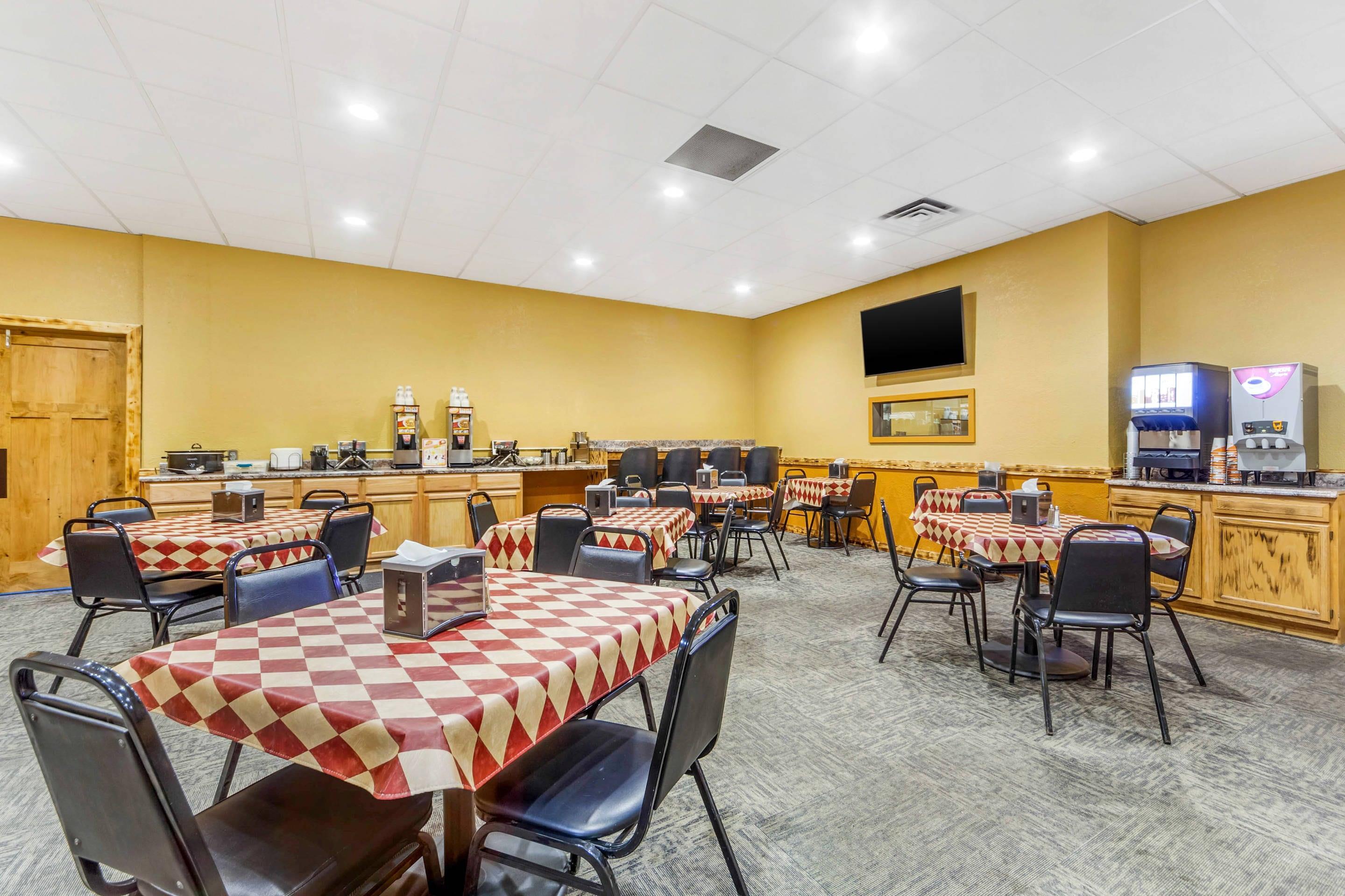 Breakfast area | Econo Lodge Inn & Suites Brookings