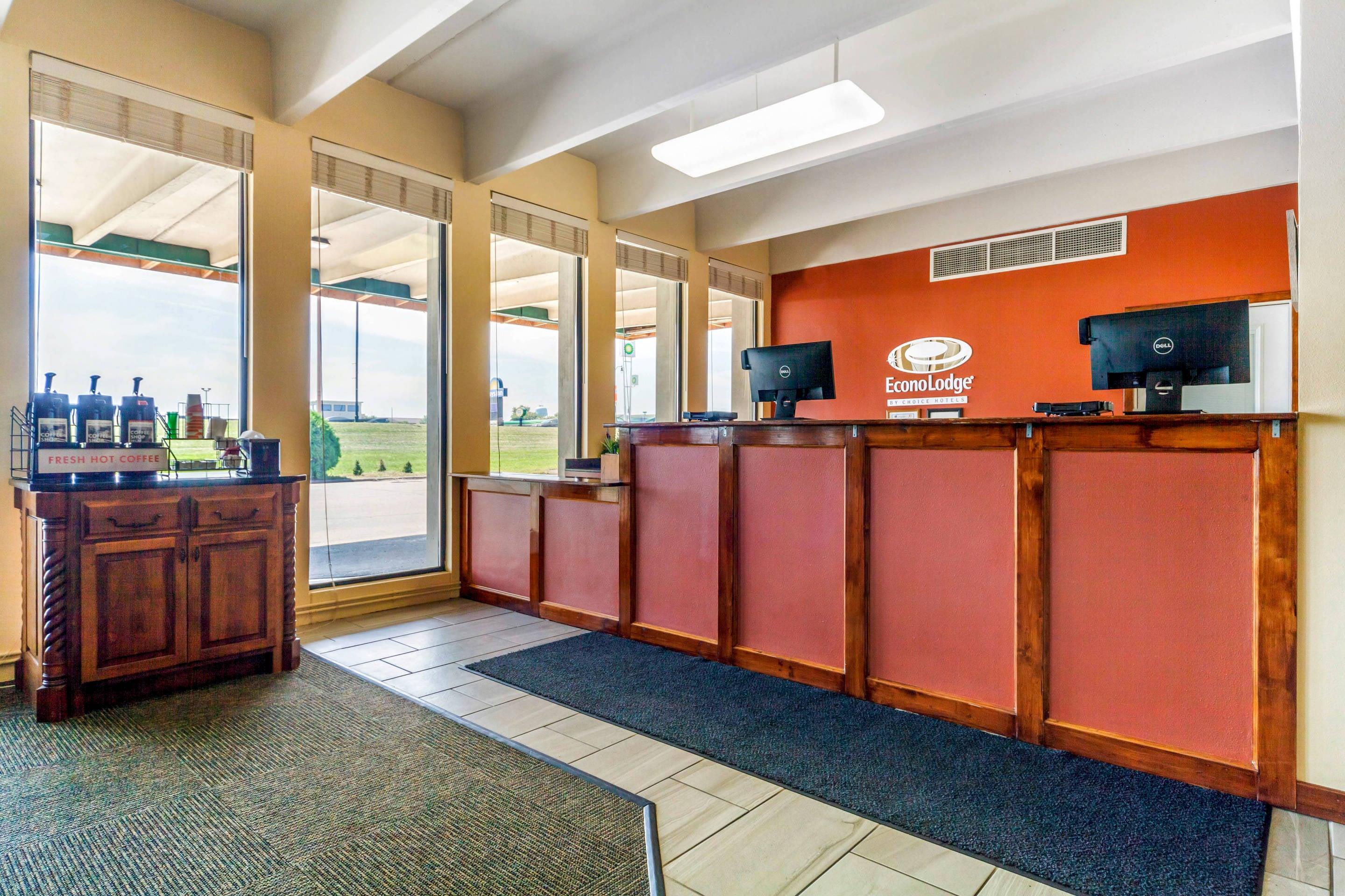 Hotel lobby | Econo Lodge Inn & Suites Brookings