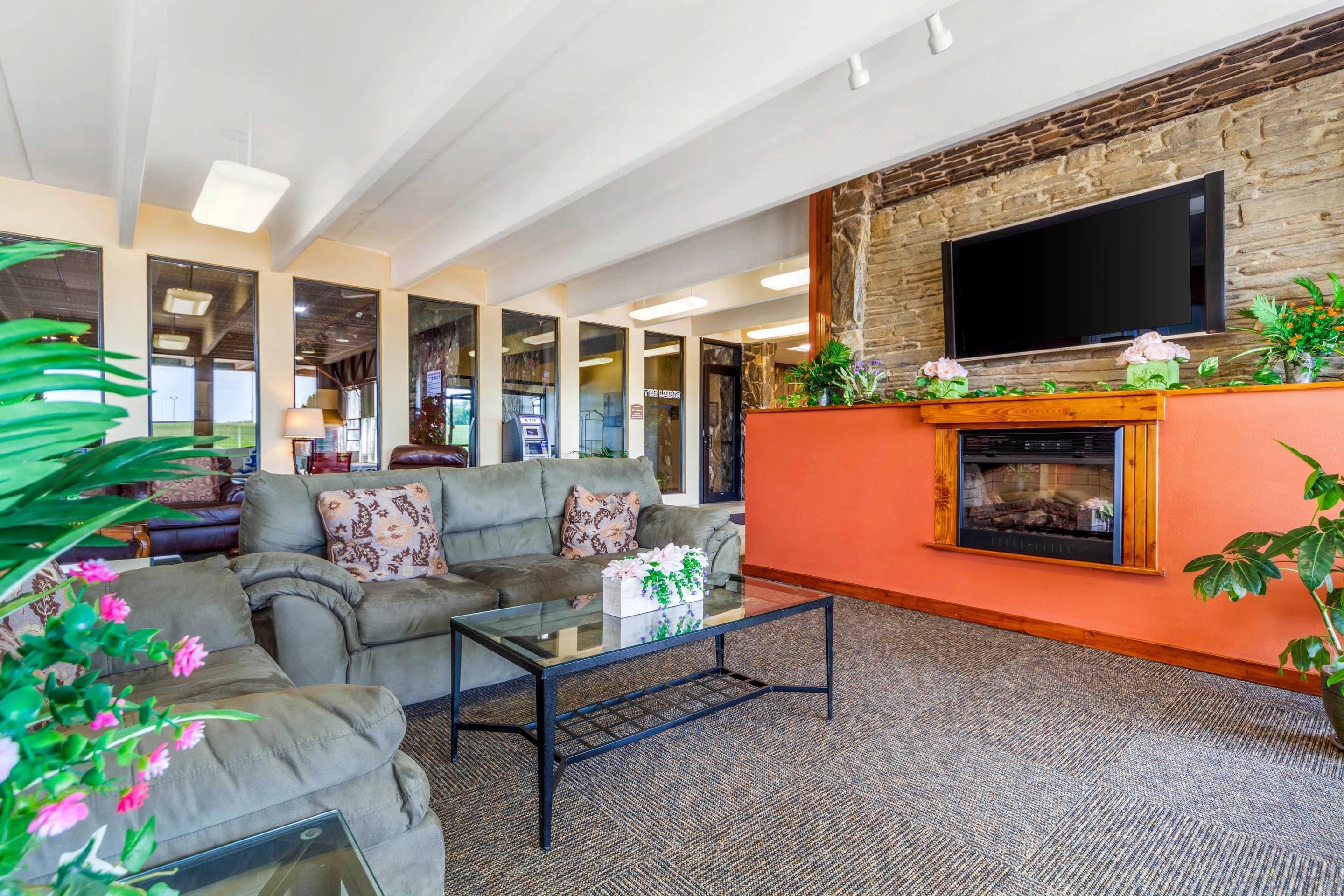 Hotel lobby | Econo Lodge Inn & Suites Brookings