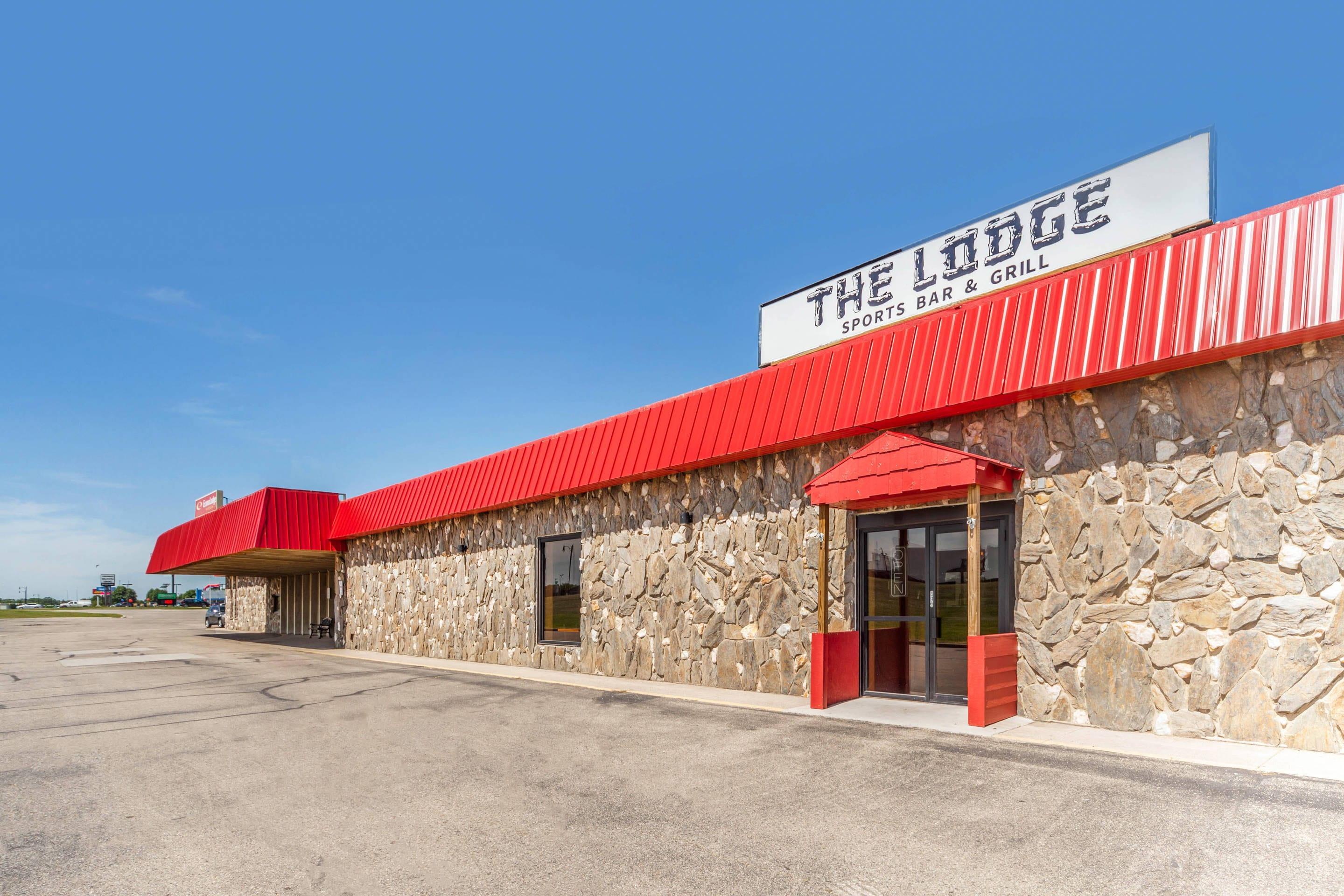 Hotel exterior | Econo Lodge Inn & Suites Brookings