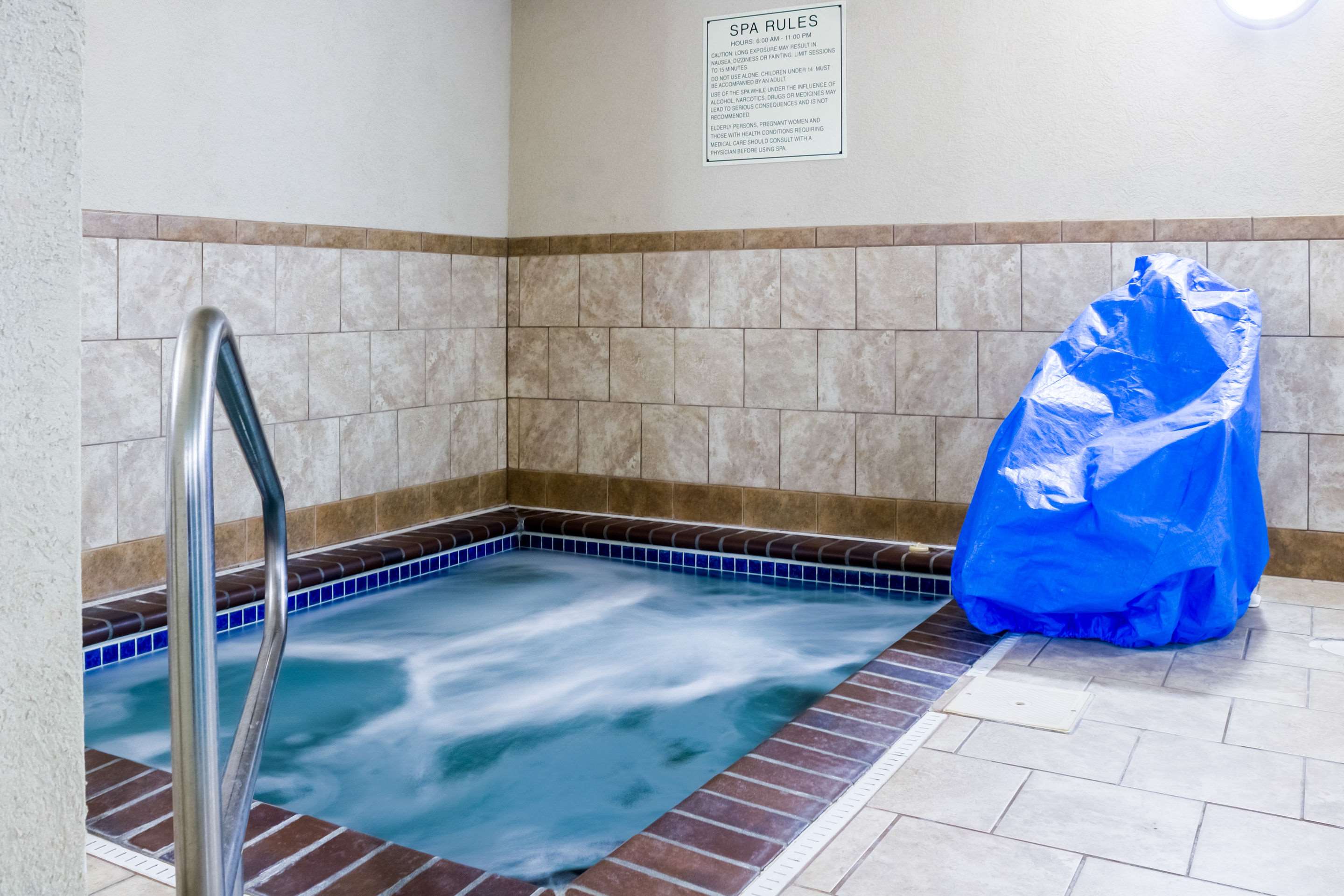 Indoor pool | Quality Inn & Suites Airport North