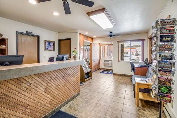  - Econo Lodge Custer