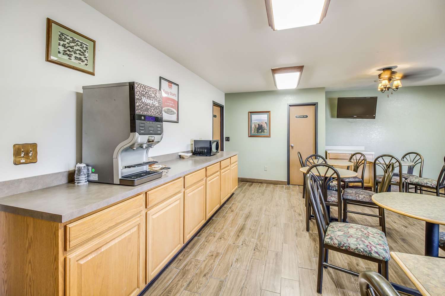 Econo Lodge Custer, SD See Discounts