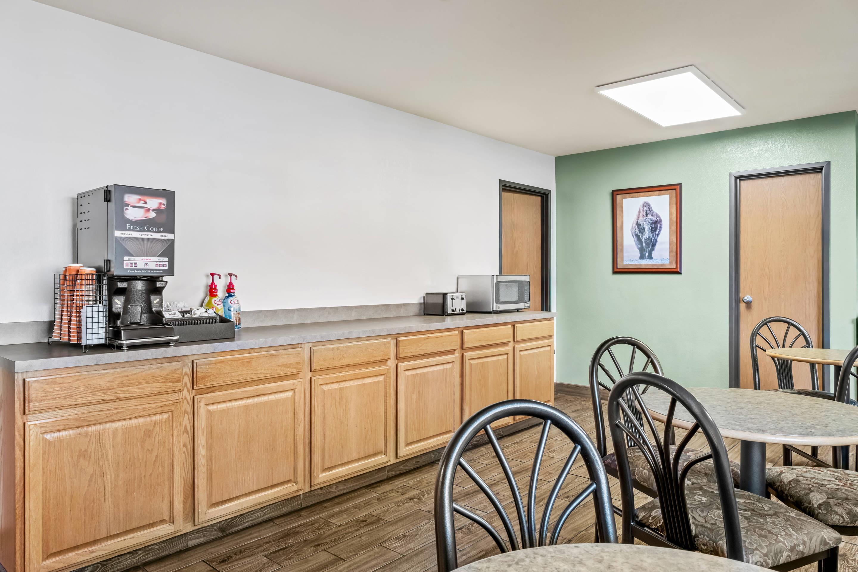 Breakfast area | Econo Lodge Custer