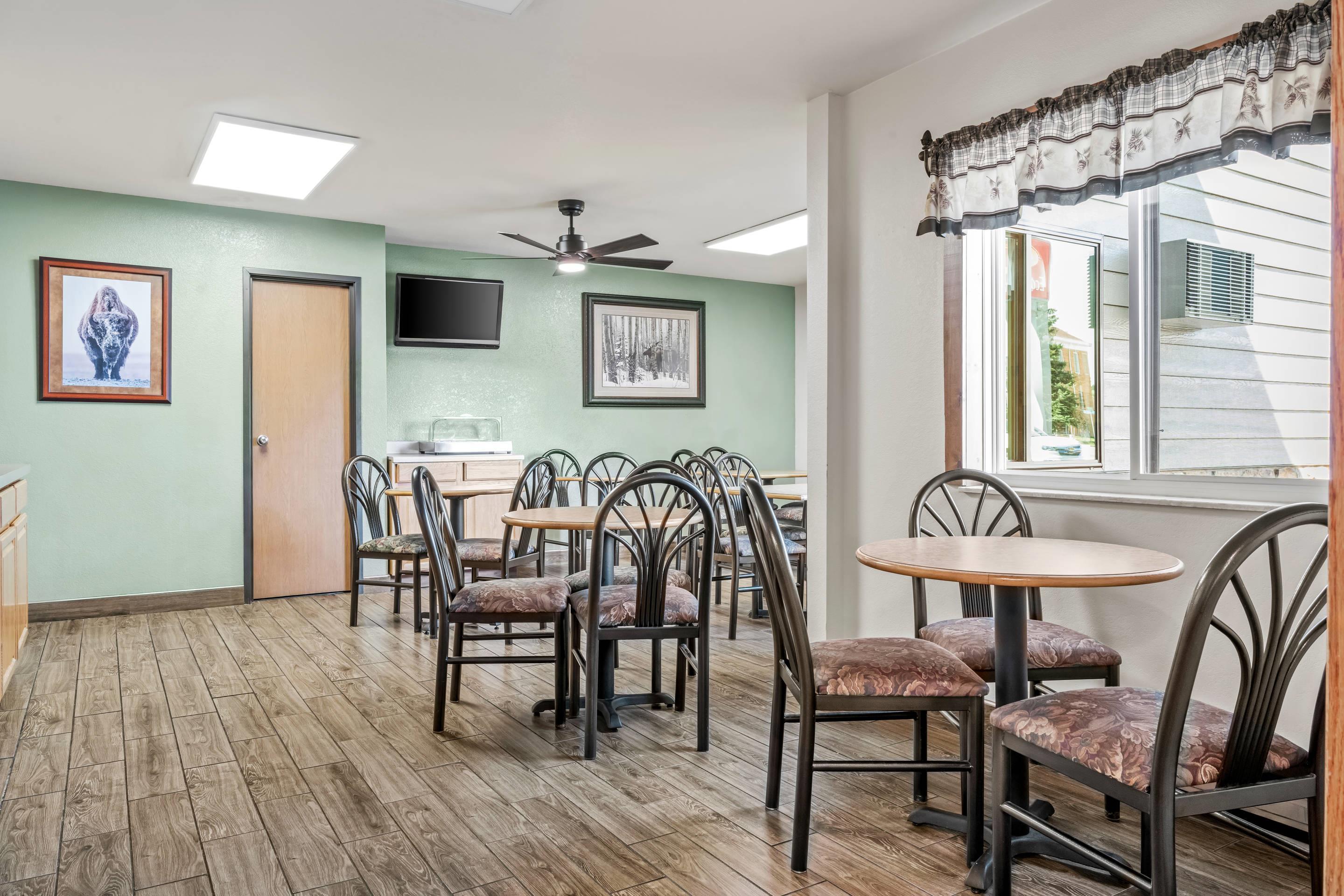 Breakfast area | Econo Lodge Custer