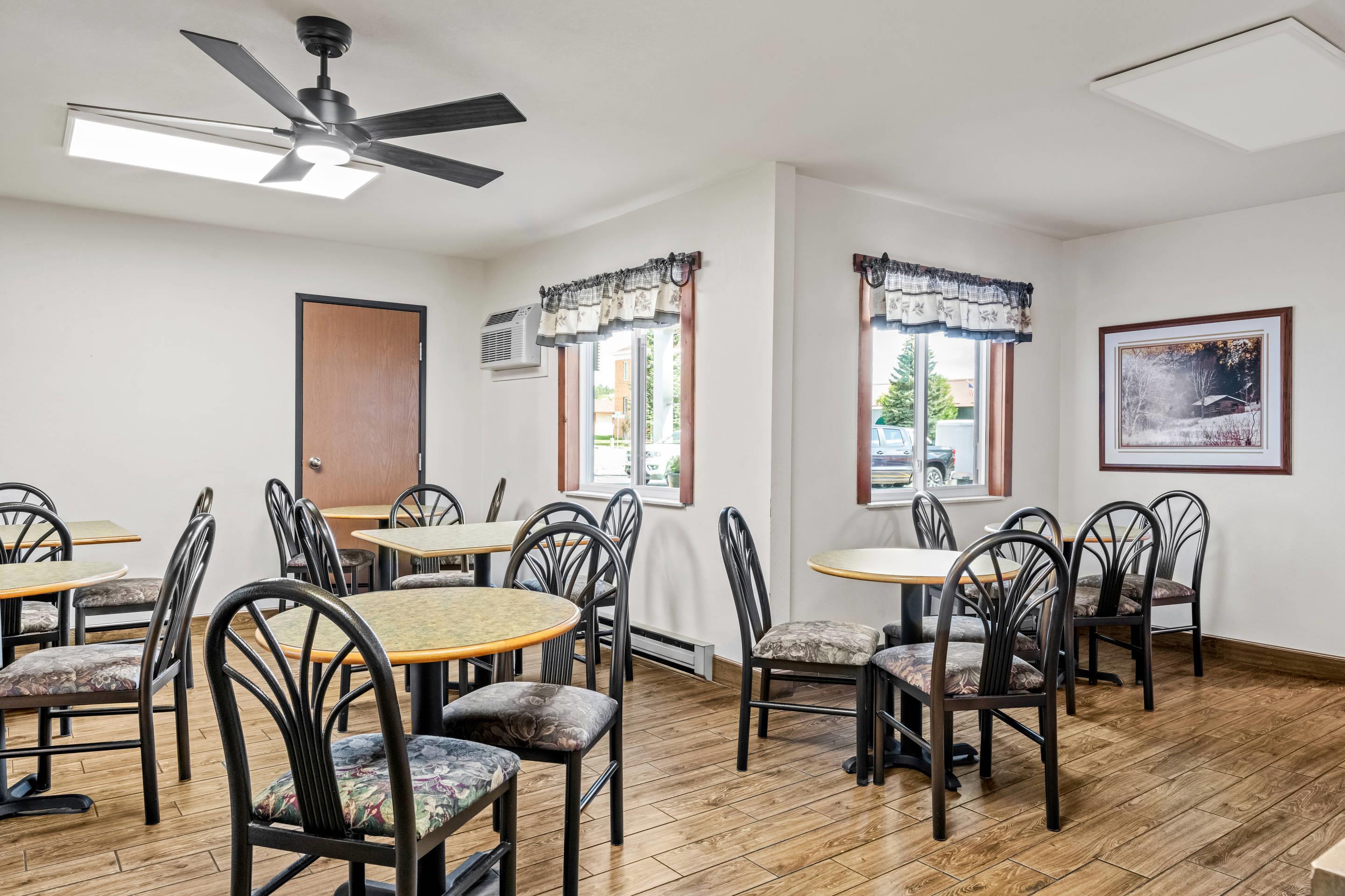Breakfast area | Econo Lodge Custer