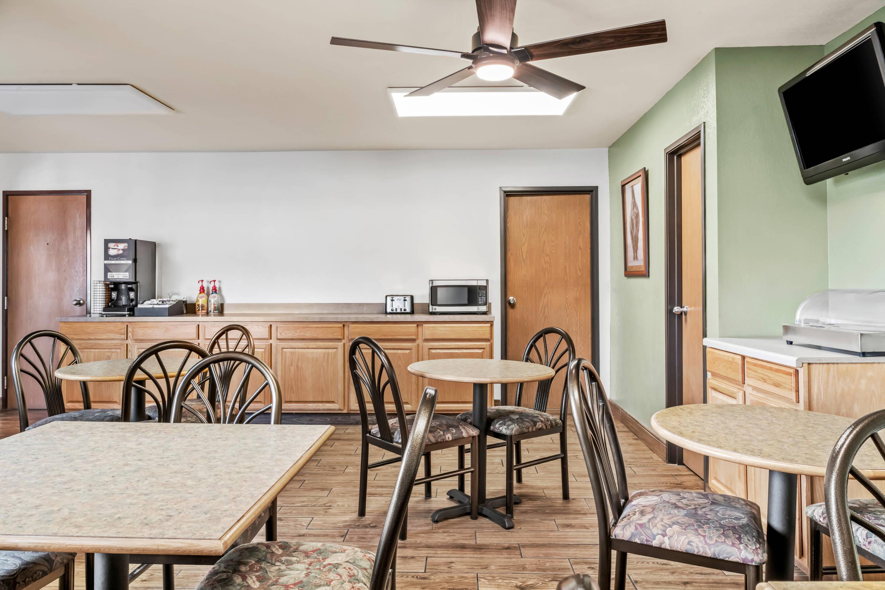 Breakfast area | Econo Lodge Custer