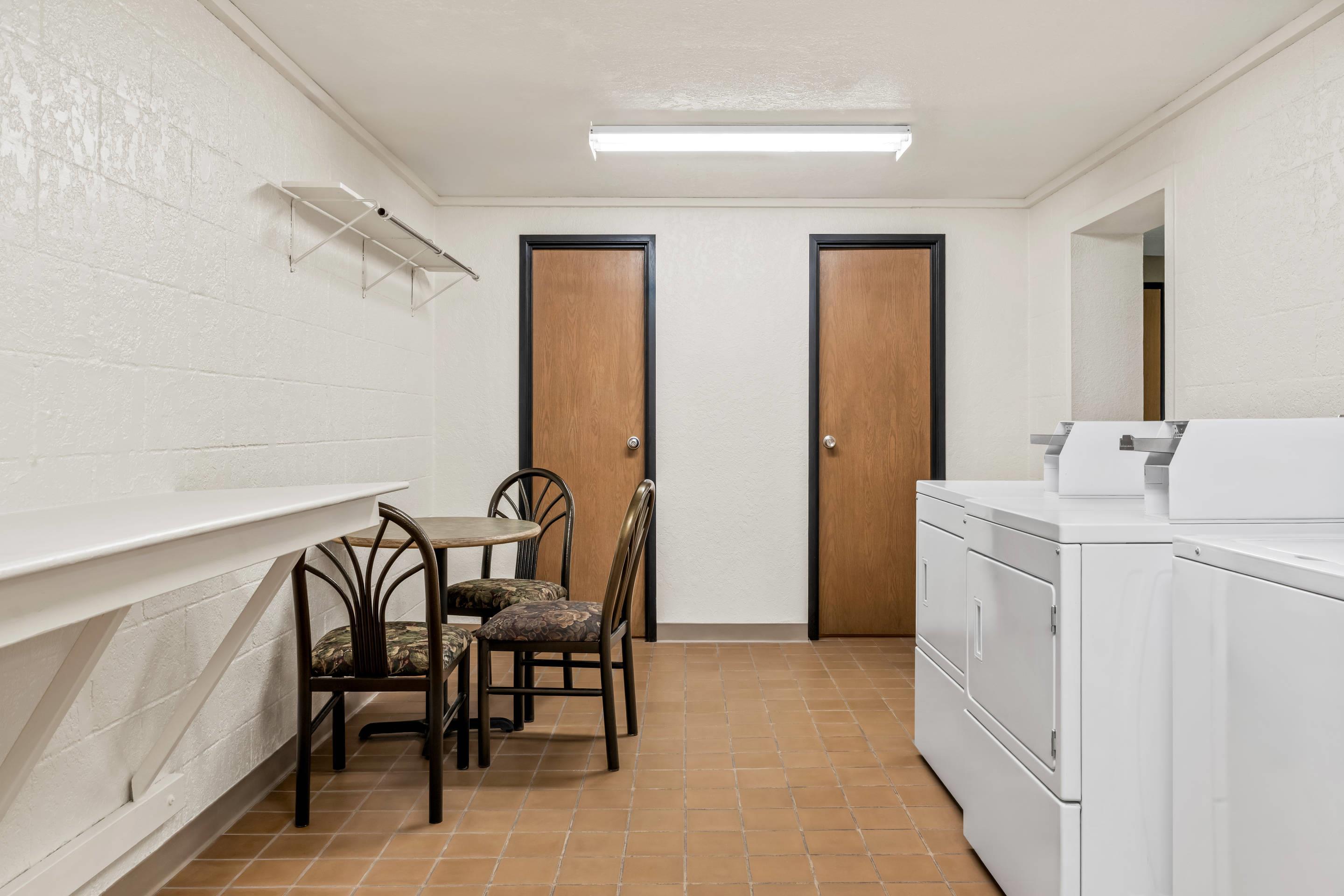 Guest laundry facilities | Econo Lodge Custer
