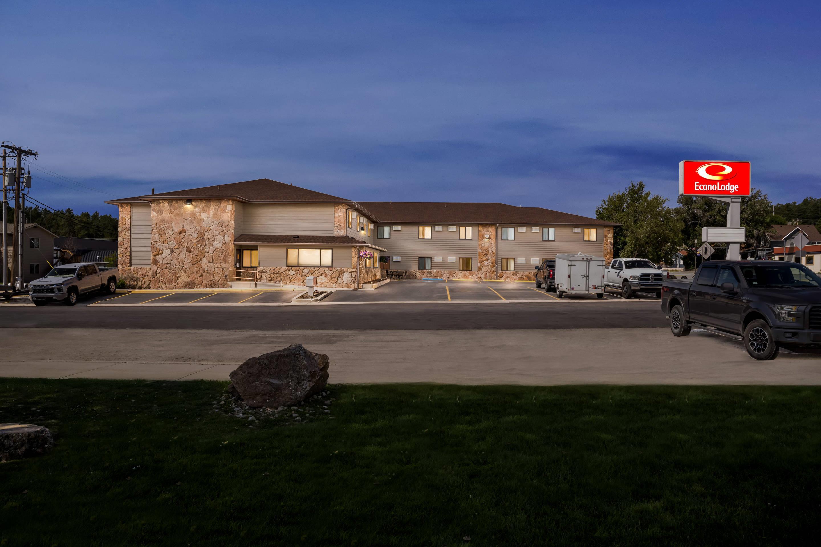 Hotel At Night | Econo Lodge Custer