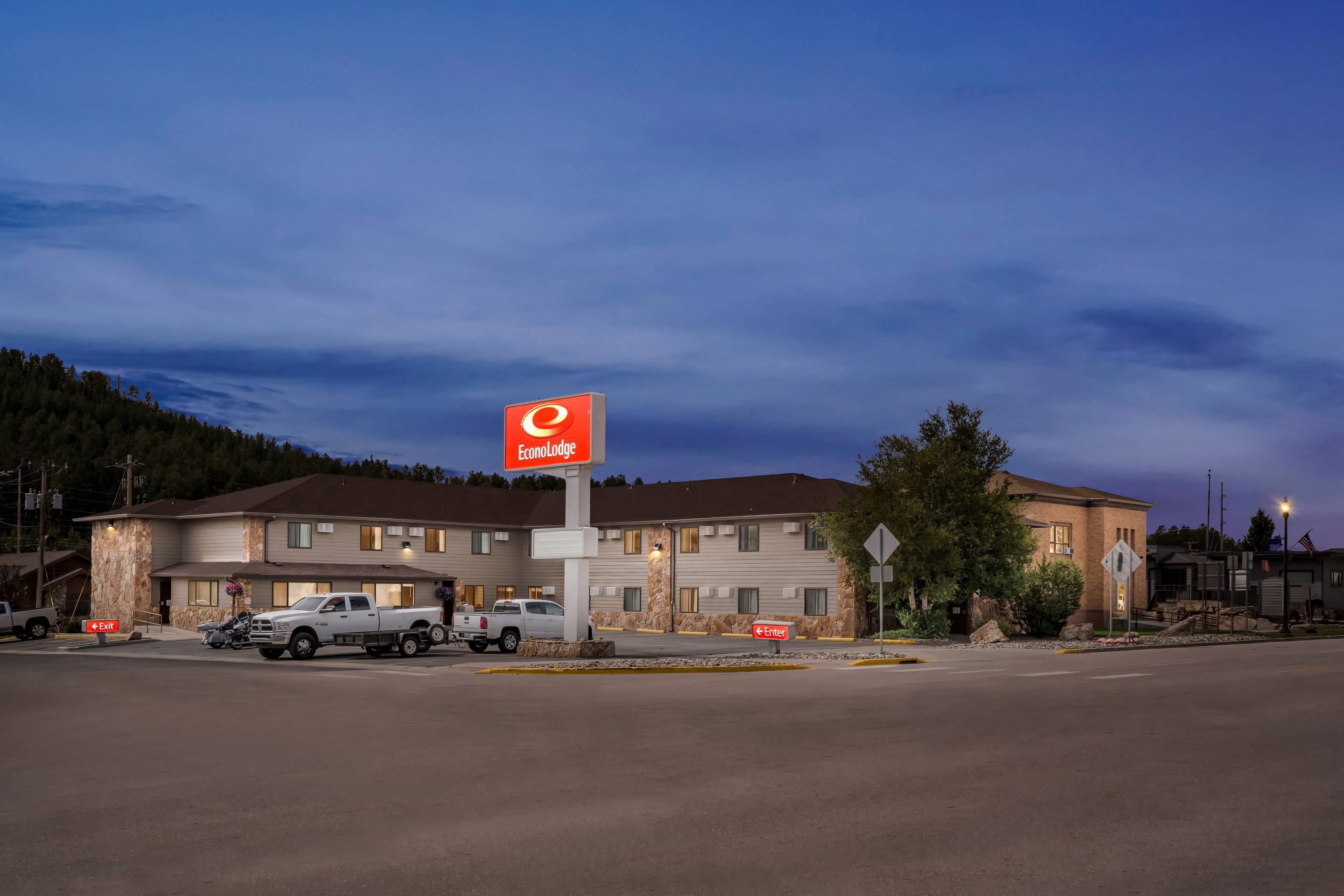 Hotel At Night | Econo Lodge Custer
