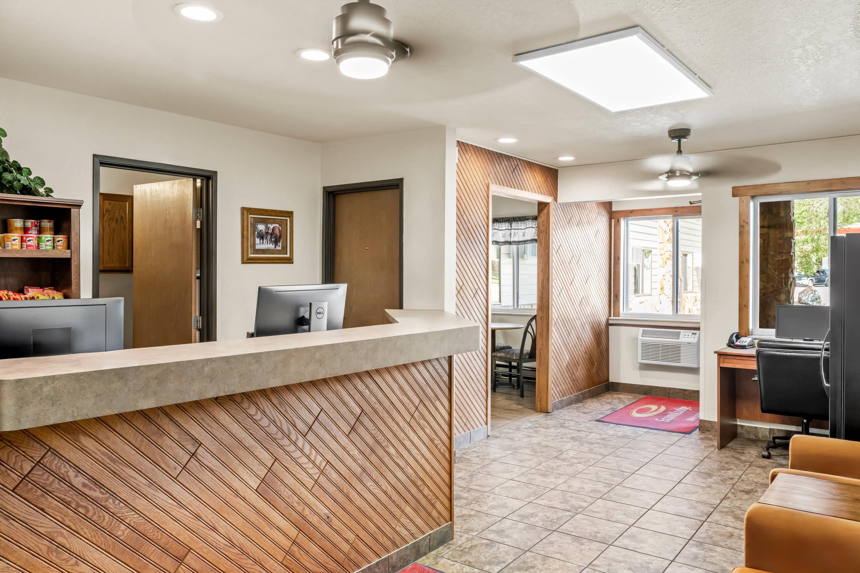 Front desk | Econo Lodge Custer