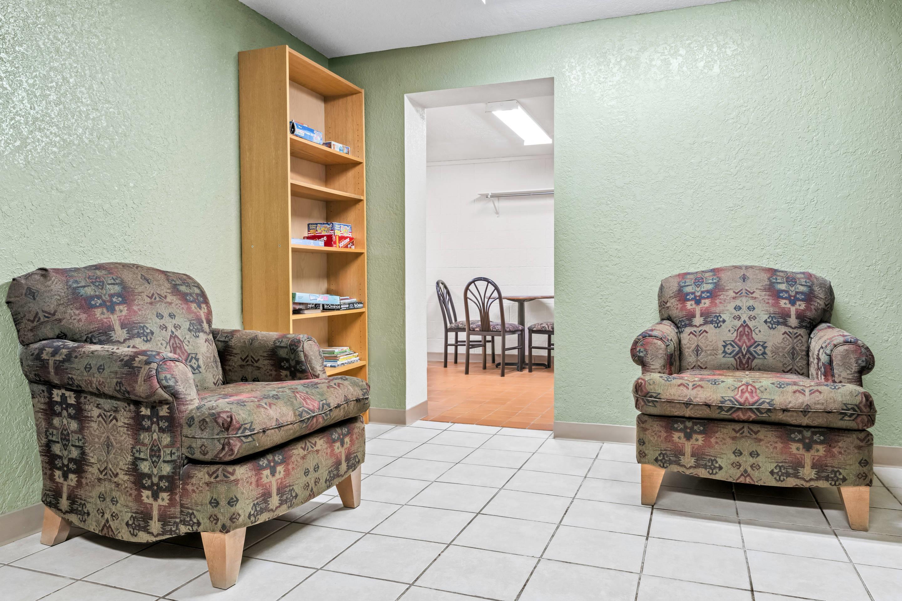 Lobby with sitting area | Econo Lodge Custer