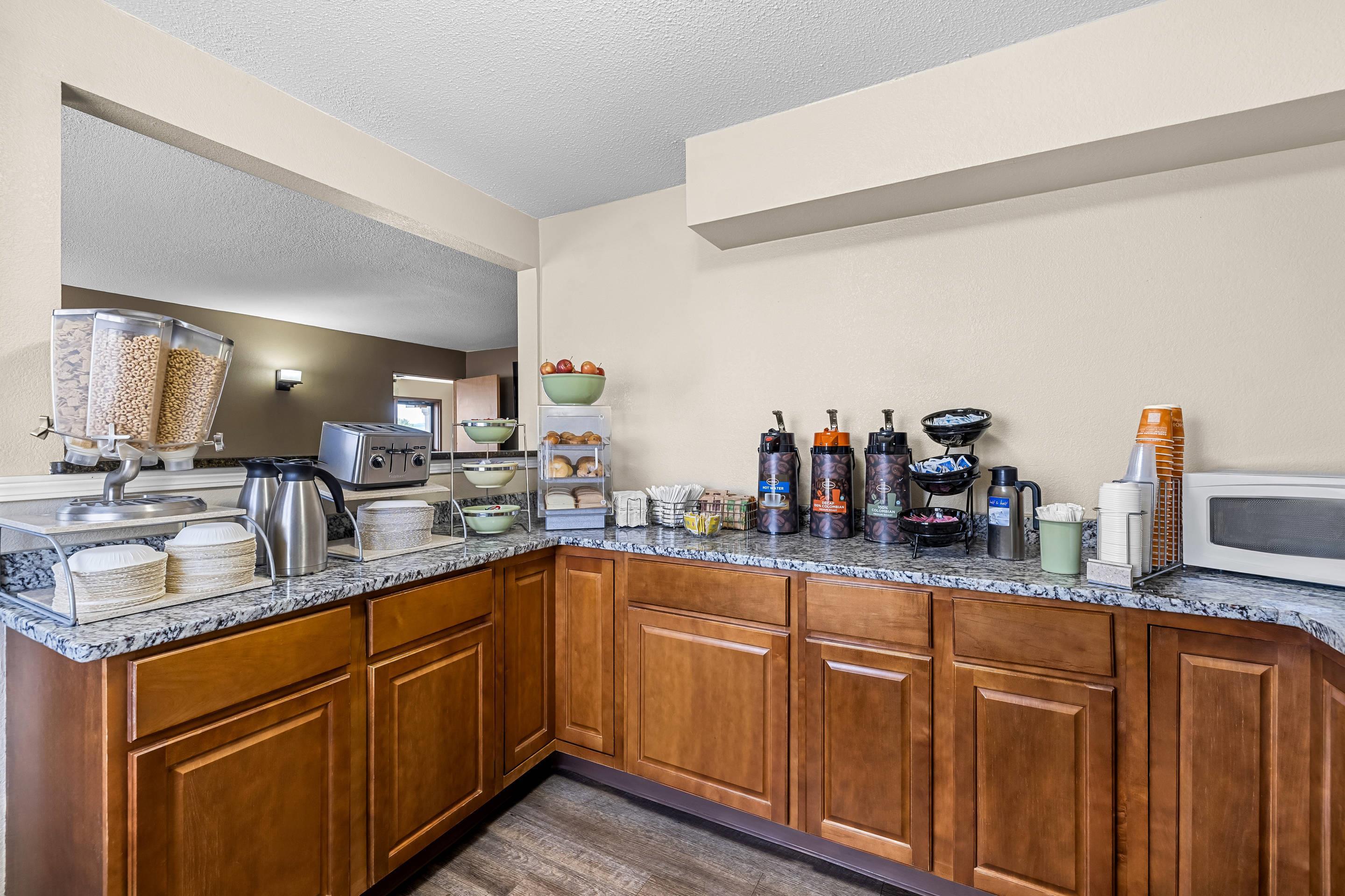 Breakfast area | Rodeway Inn Rapid City