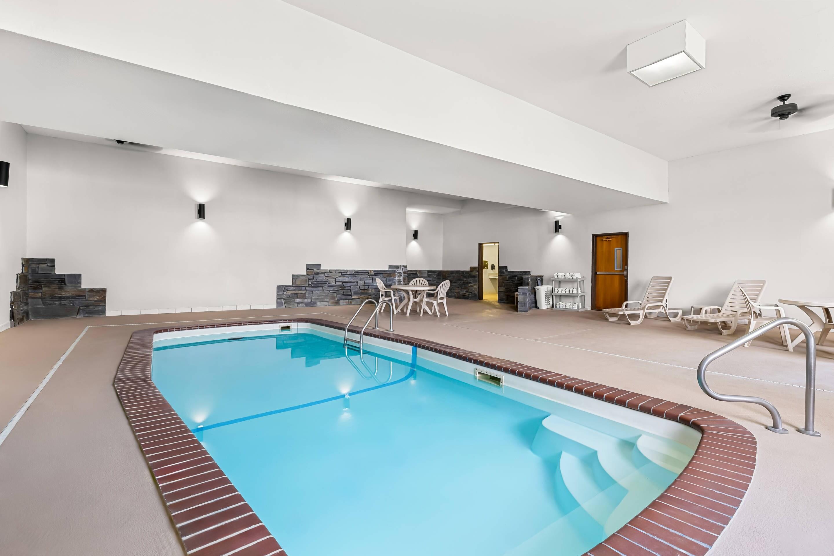 Indoor pool | Rodeway Inn Rapid City